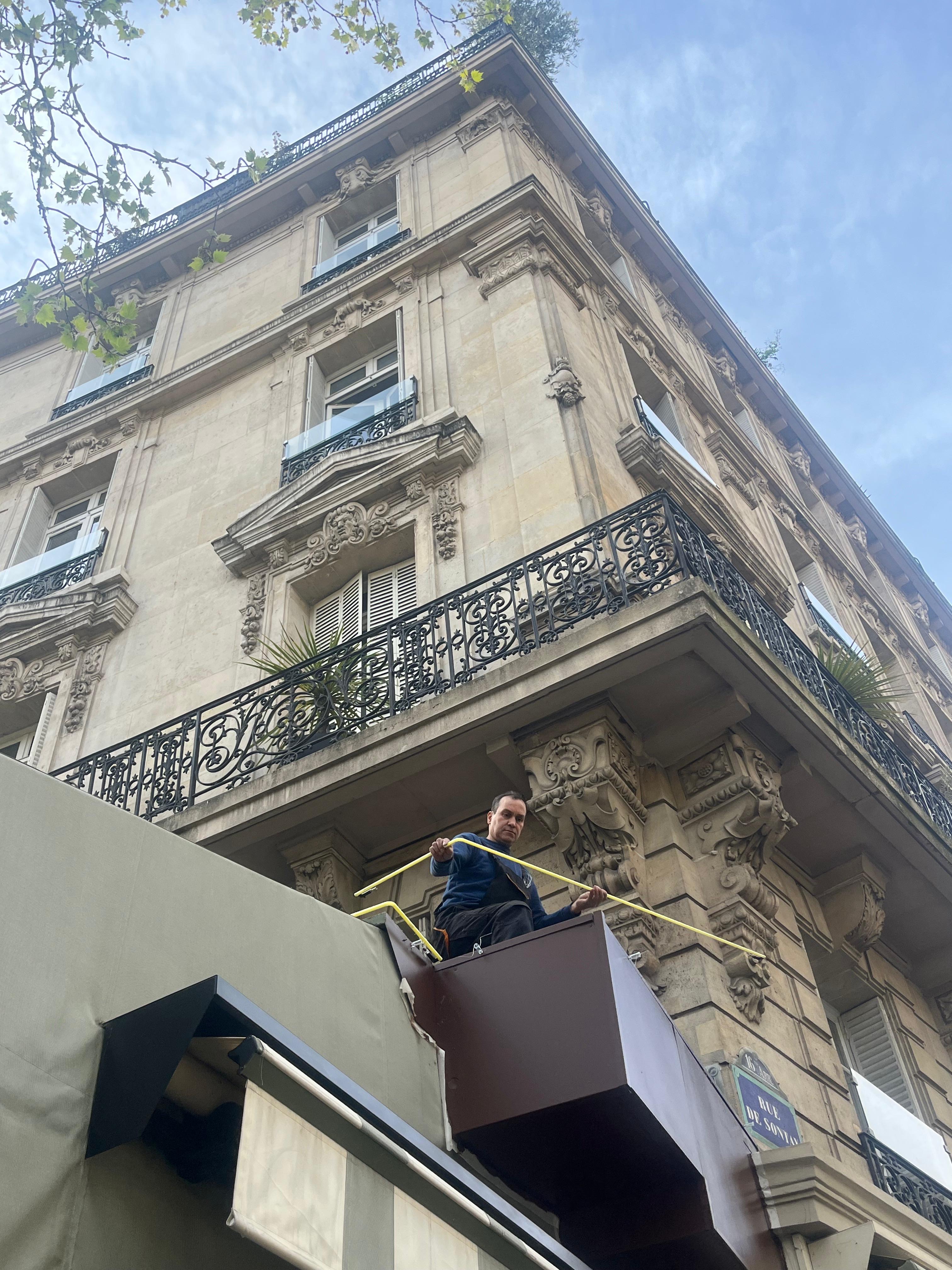 Pose de néon sur la façade d’un restaurant café.
