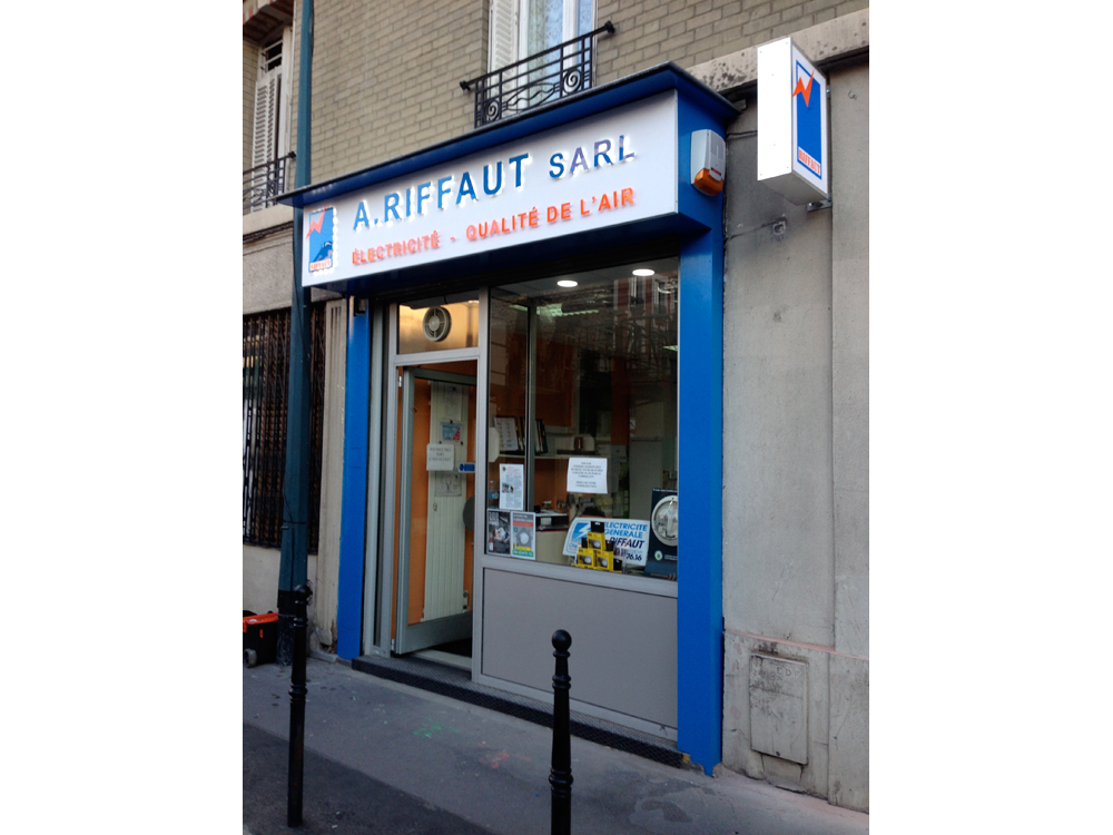 enseigne lumineuse magasin lettres plates retro-éclairées LED à Paris
