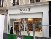 enseigne lettres adhésif collées en facade boutique paris7