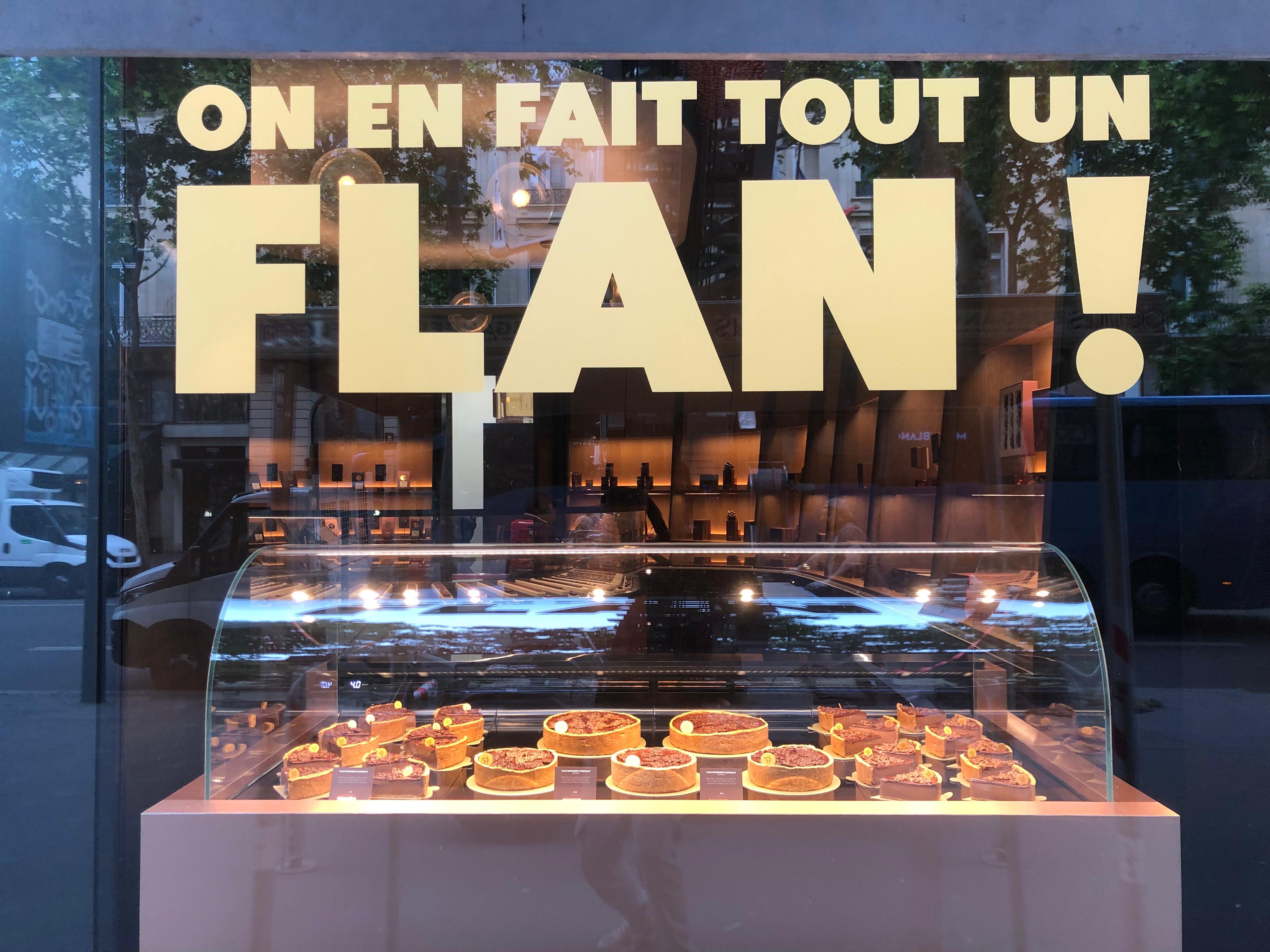 Découpe et pose d’un sticker sur vitrine
