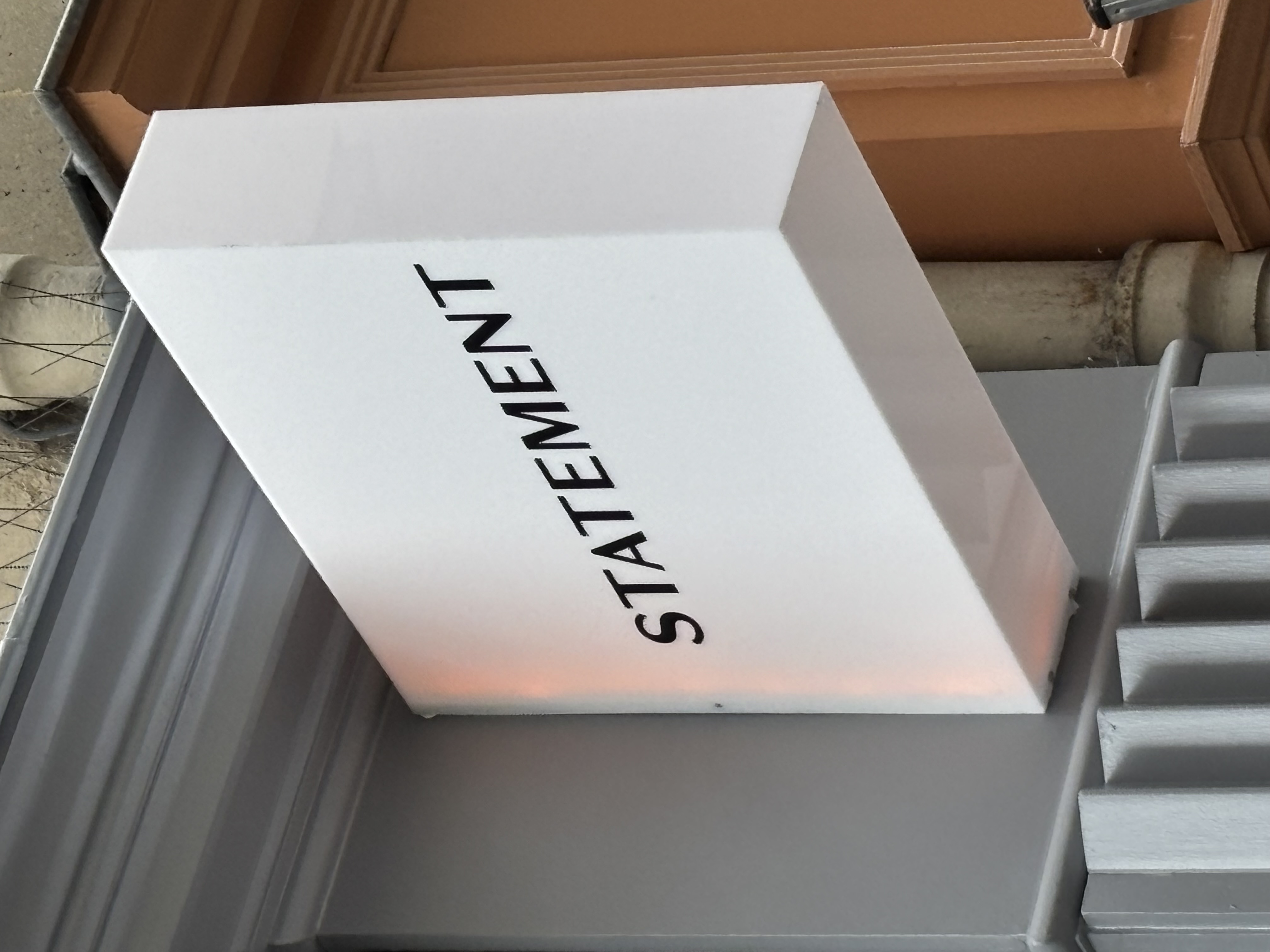 Enseigne caisson en plexi blanc