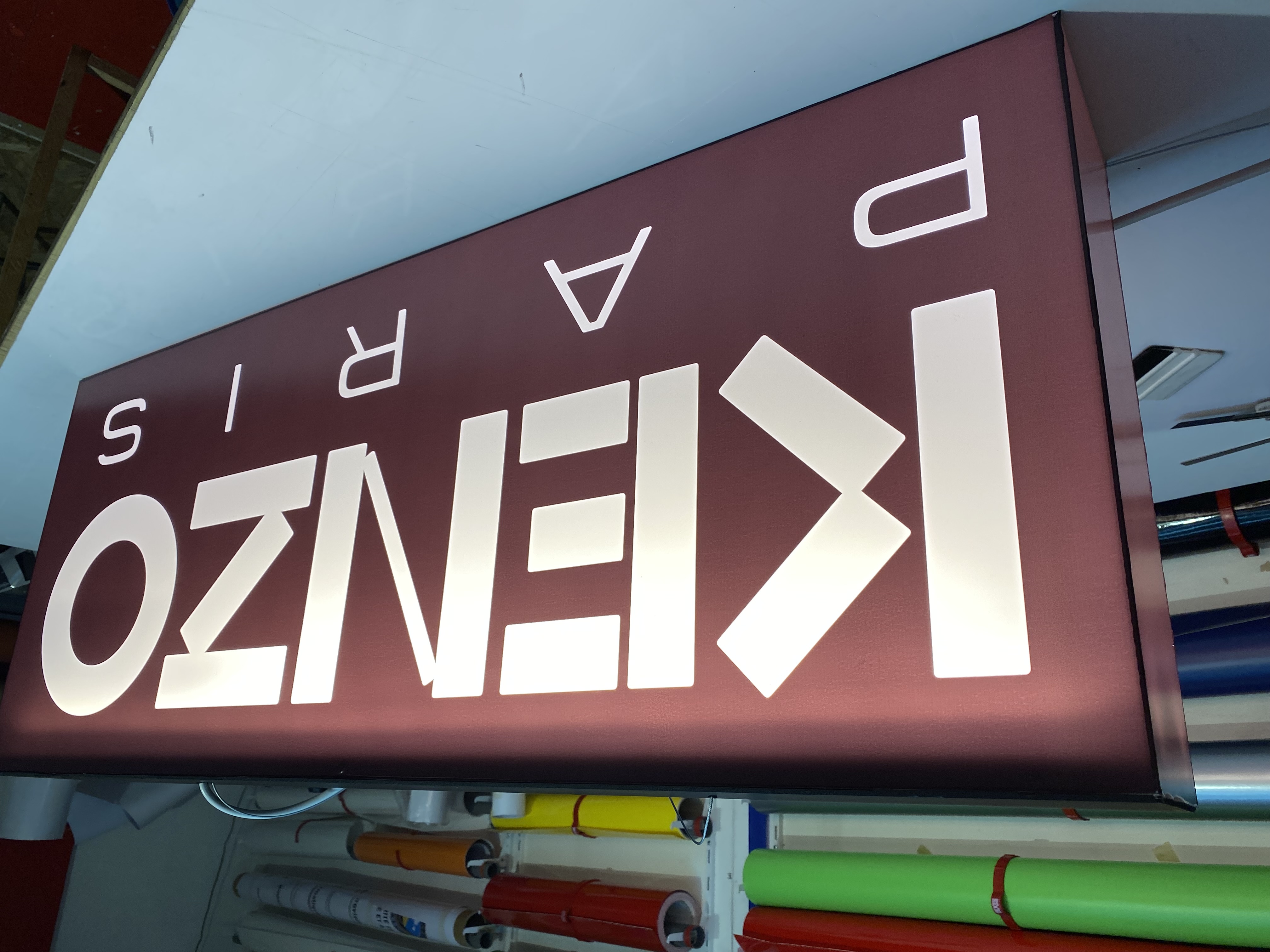 Enseigne caisson lumineux en plexiglas