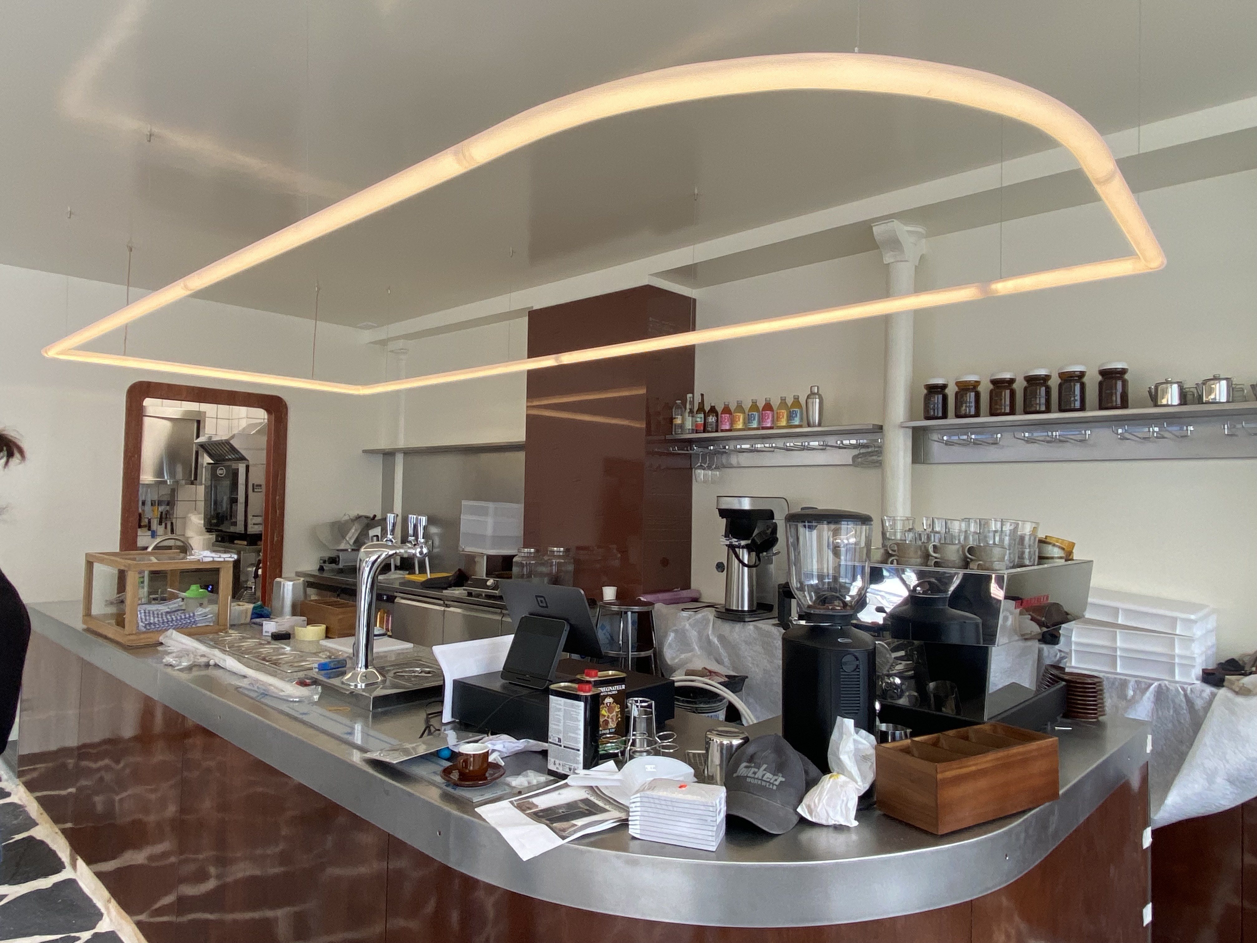 Création d’un néon sur mesure au-dessus d’un comptoir