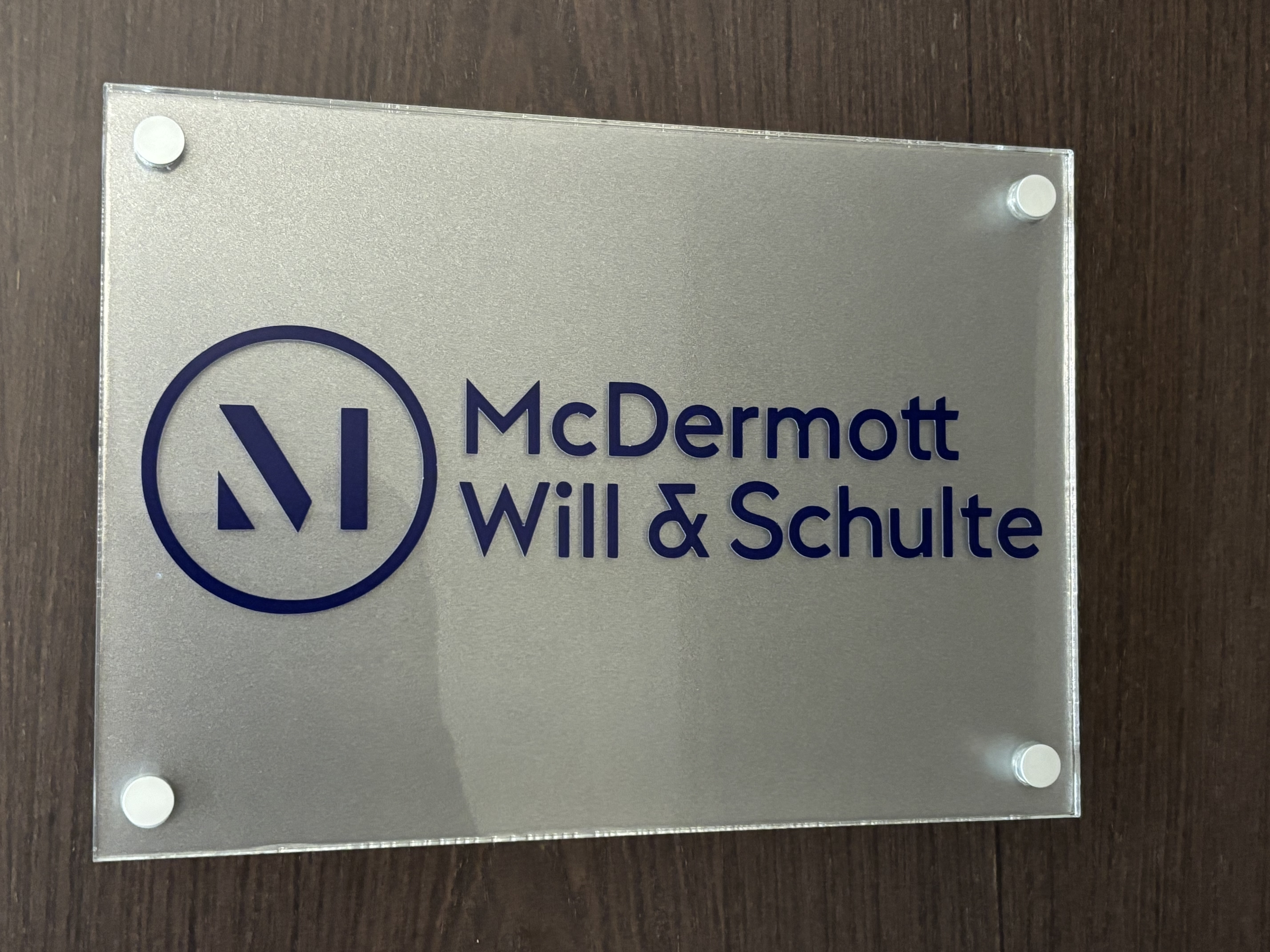 Plaque signalétique en plexiglass