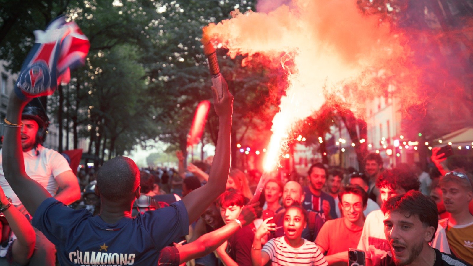 Habillage façade d’une boutique en couleurs de PSG image 9