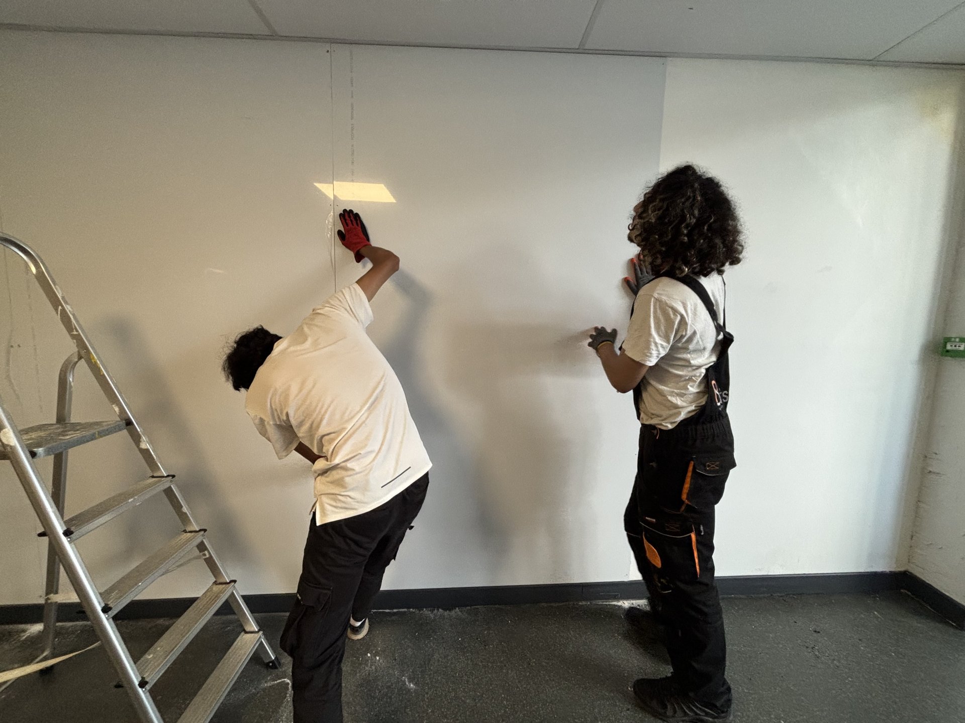 Habillage d’un mur avec panneaux et pose d’une publicité. image 2