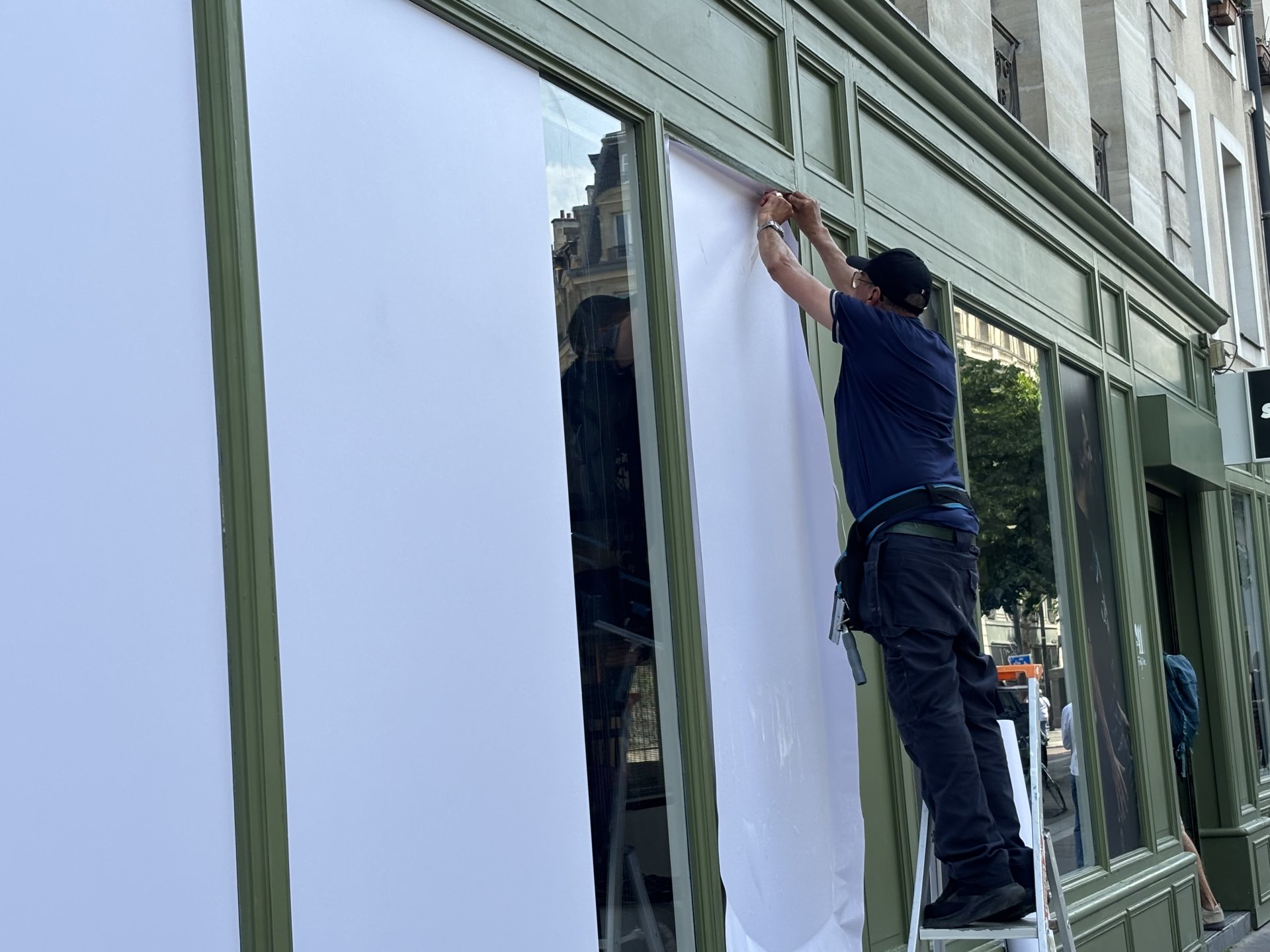 Habillage façade d’une boutique en couleurs de PSG image 4