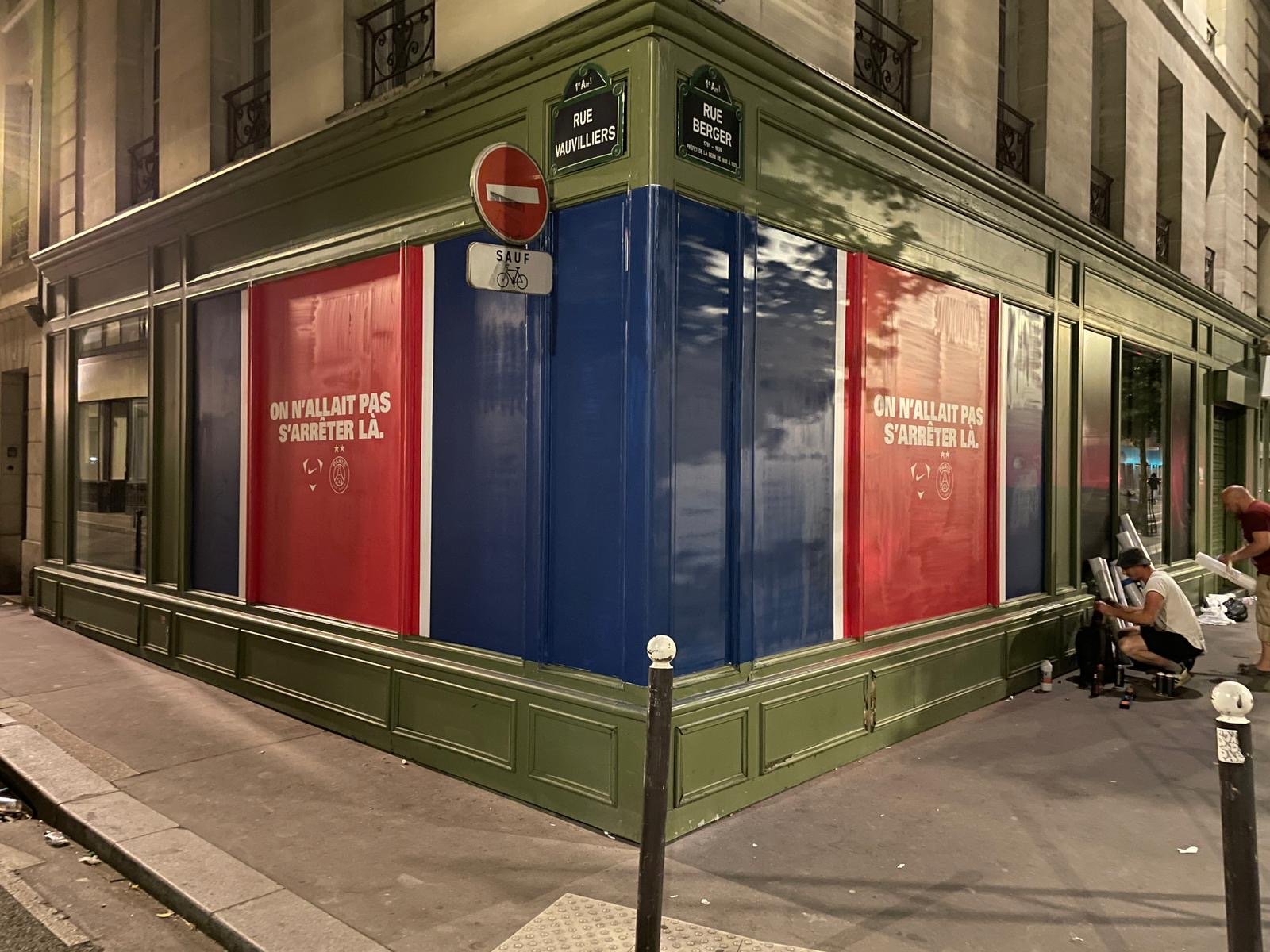 Habillage façade d’une boutique en couleurs de PSG image 1
