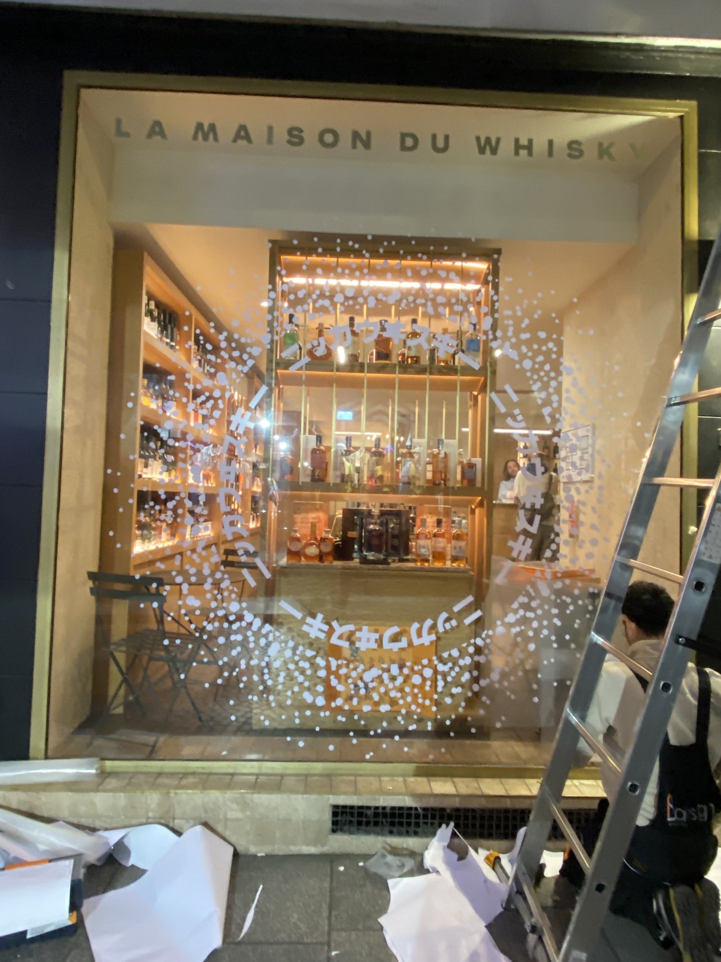 La décoration d’une vitrine quad il s’agit de petits motifs image 1