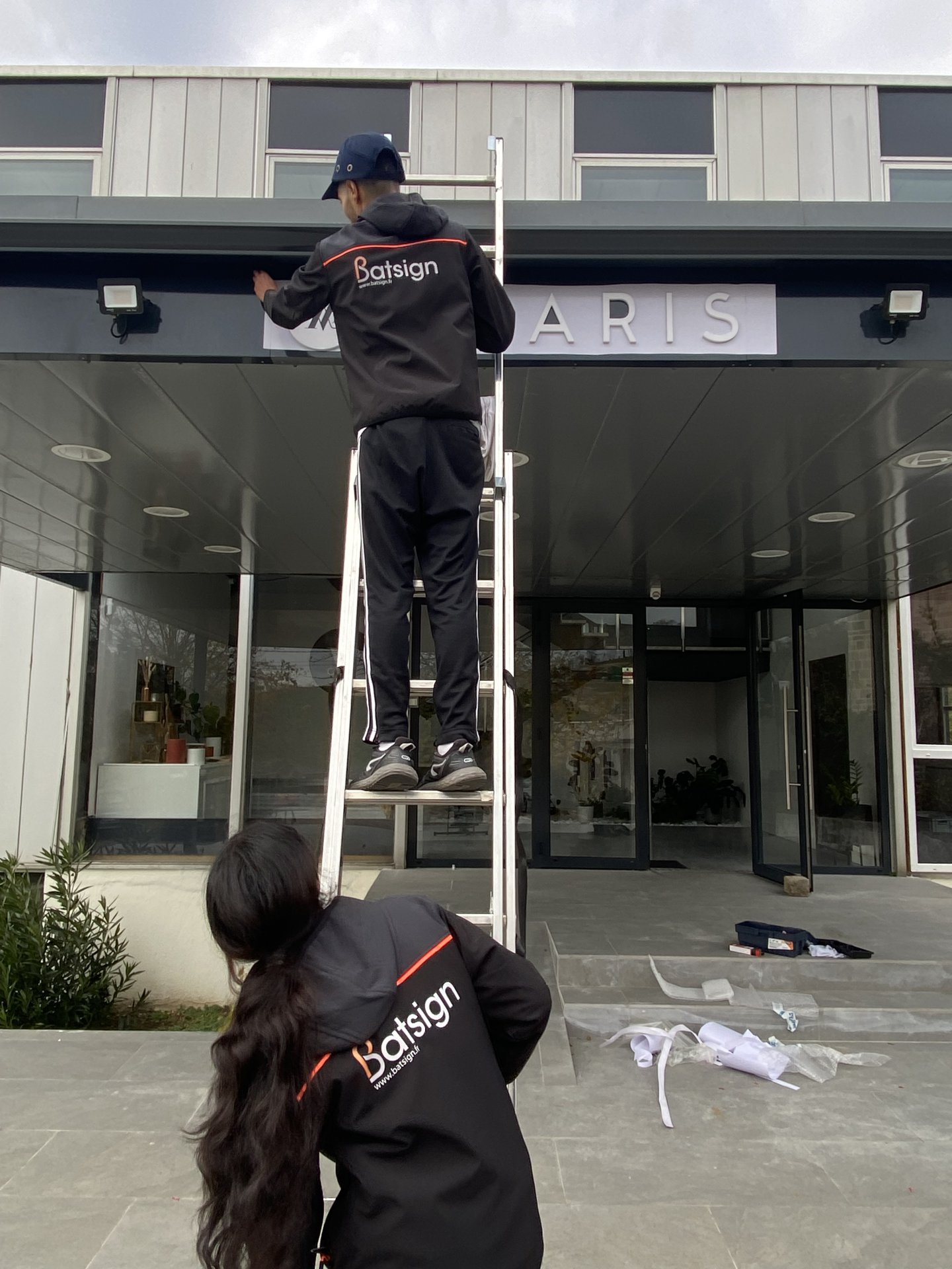 Installation d’une enseigne en lettrage pvc image 1