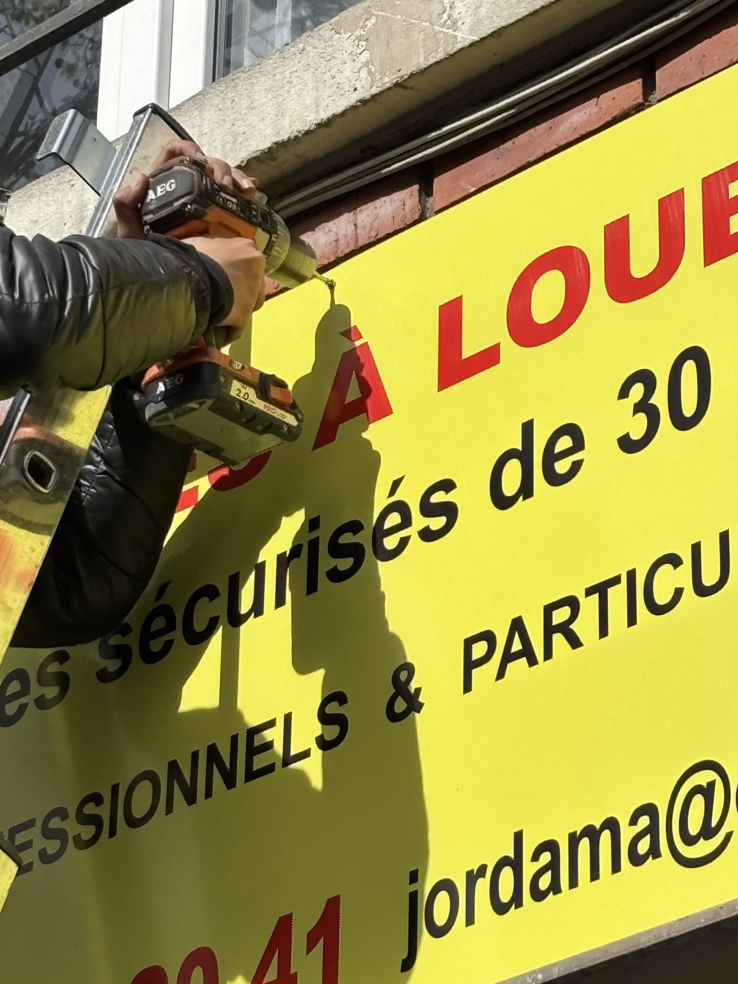 Pose de panneaux chantier