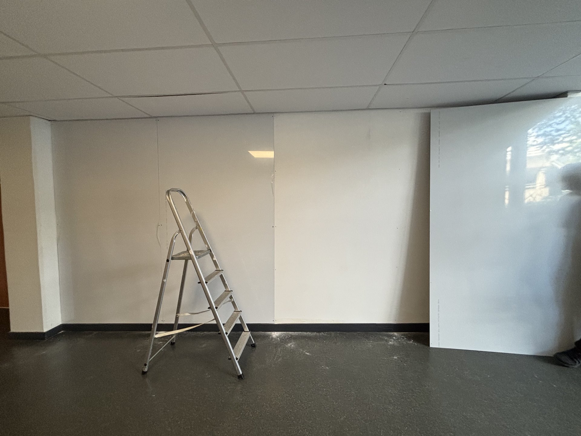 Habillage d’un mur avec panneaux et pose d’une publicité. image 3