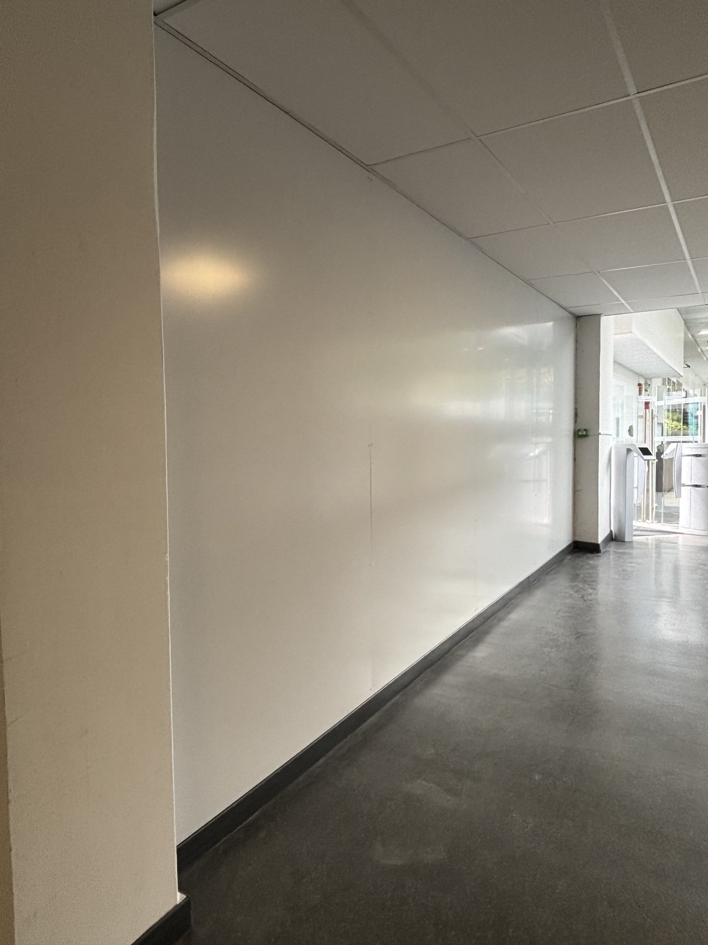 Habillage d’un mur avec panneaux et pose d’une publicité. image 4