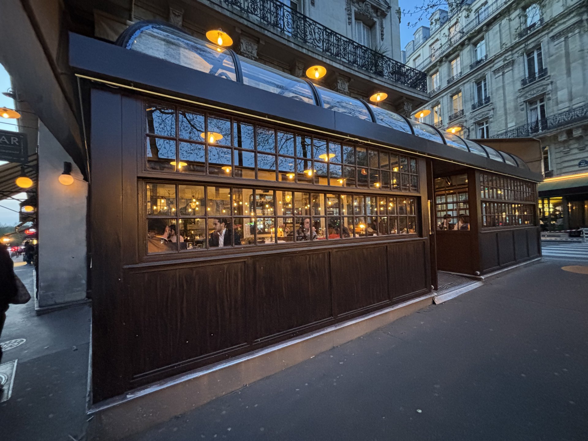 Rampes en néon pour façade de restaurant image 1