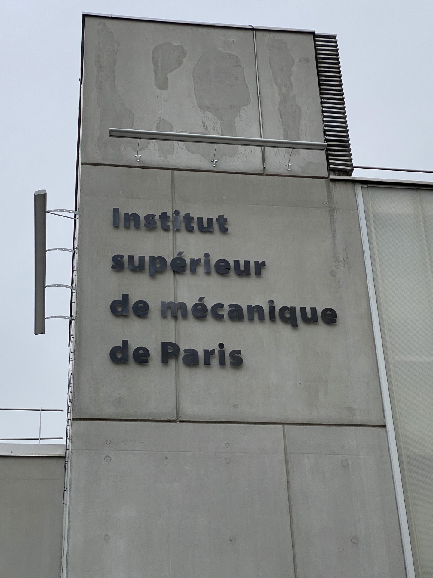 Pose d’une enseigne métallique à grande échelle image 3