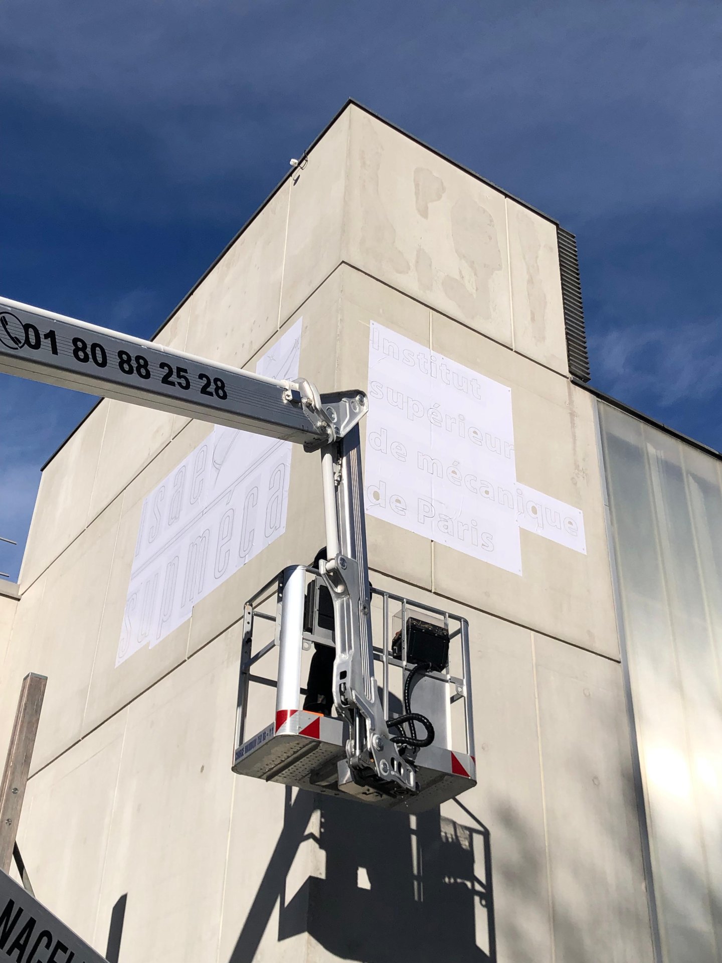 Pose d’une enseigne métallique à grande échelle image 6