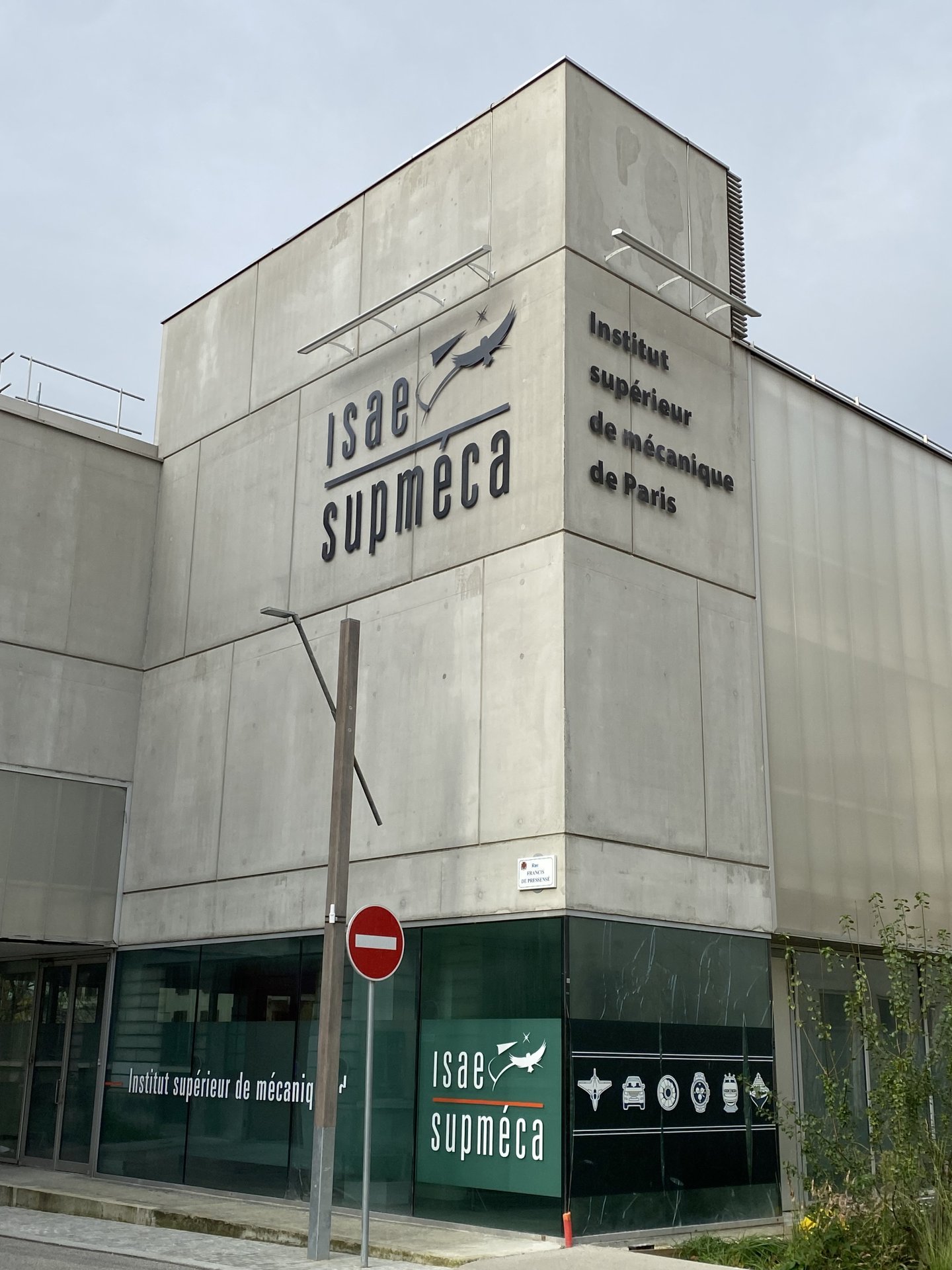 Pose d’une enseigne métallique à grande échelle image 2