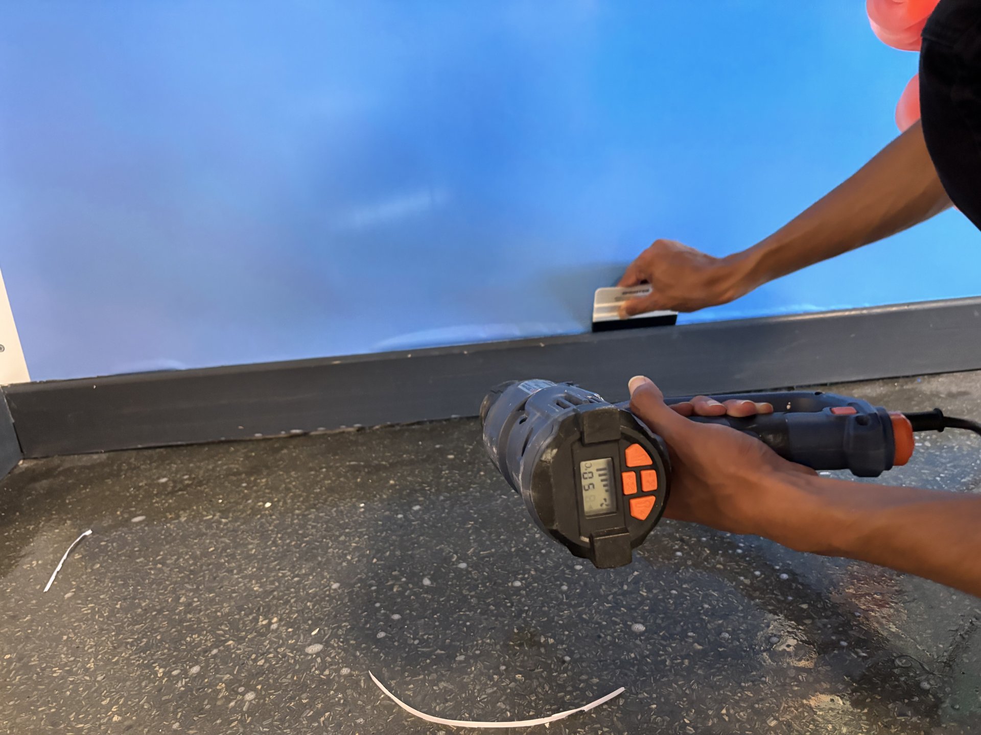 Habillage d’un mur avec panneaux et pose d’une publicité. image 6
