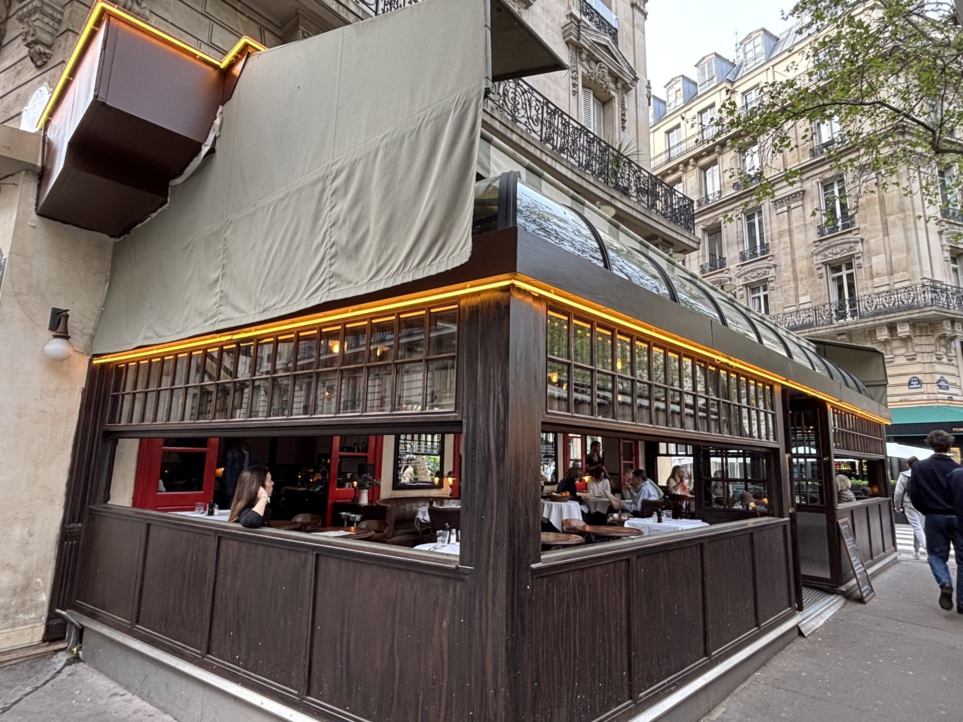 Rampes en néon pour façade de restaurant image 8
