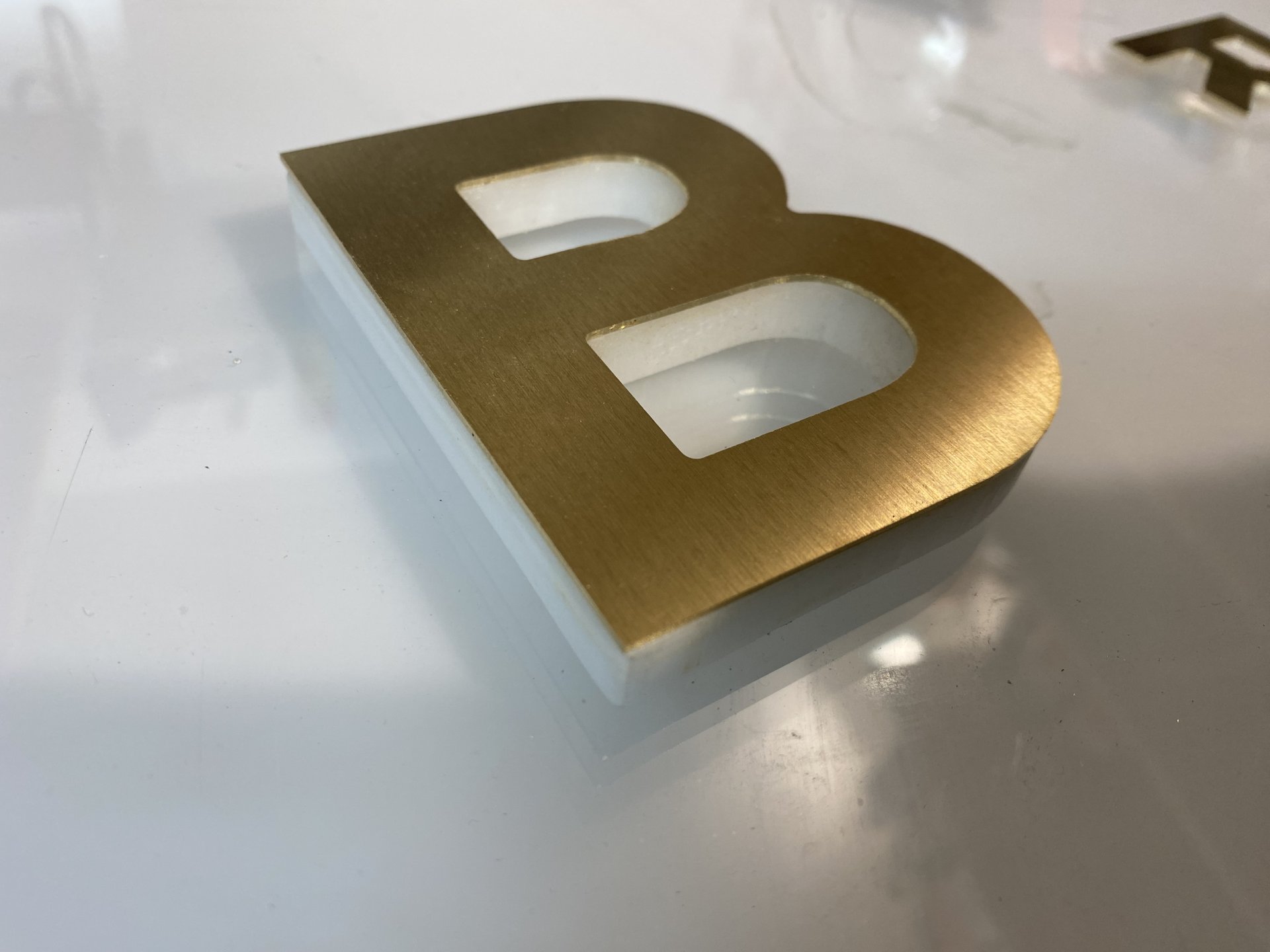 Création du logo BALMAIN en laiton brossé et PMMA image 7