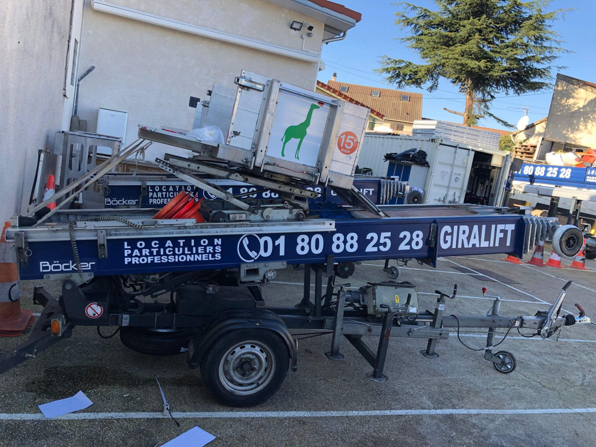 Publicité sur un monte-meuble image 7