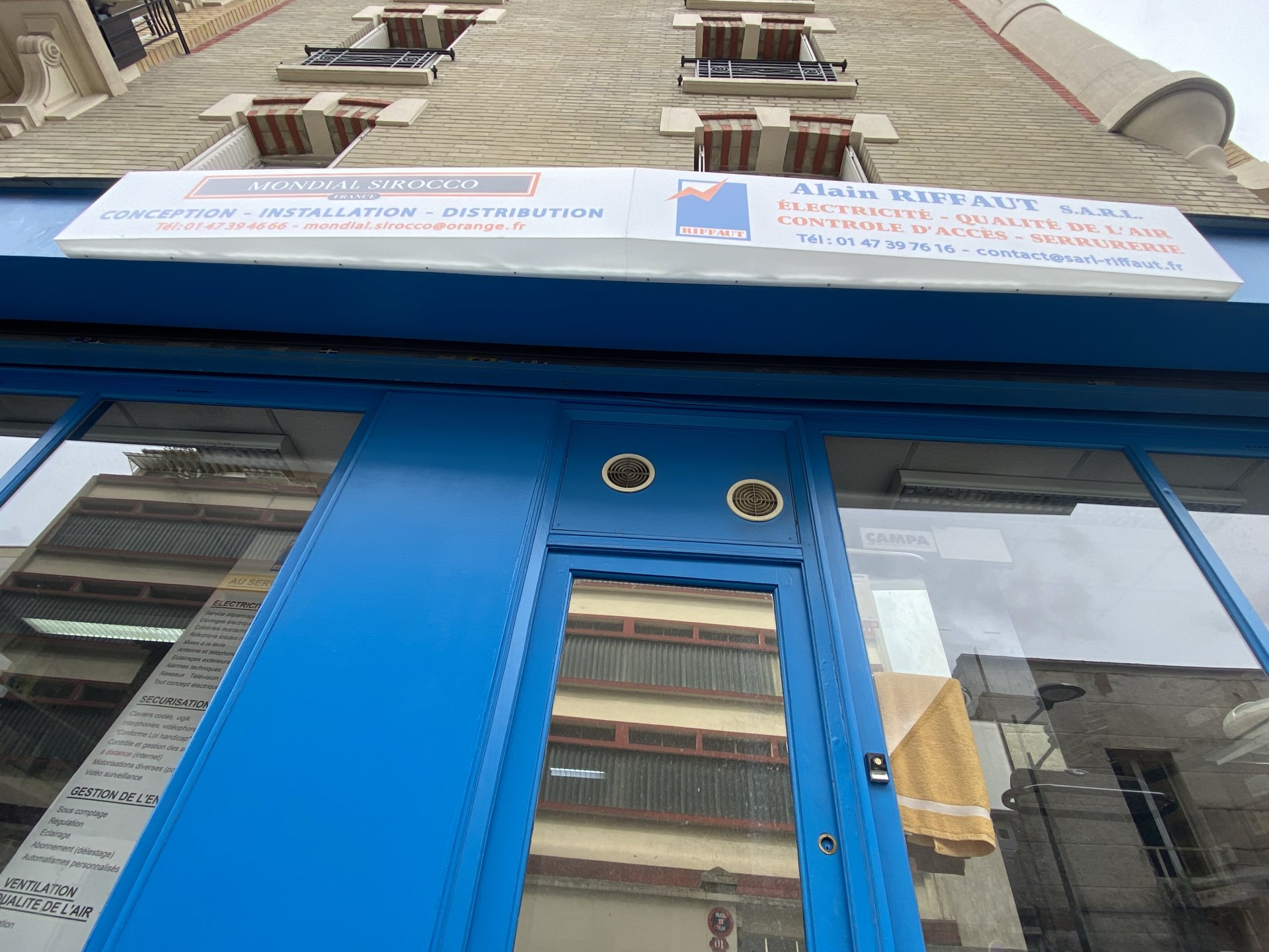 Enseigne caisson plexiglas pyramidal image 2