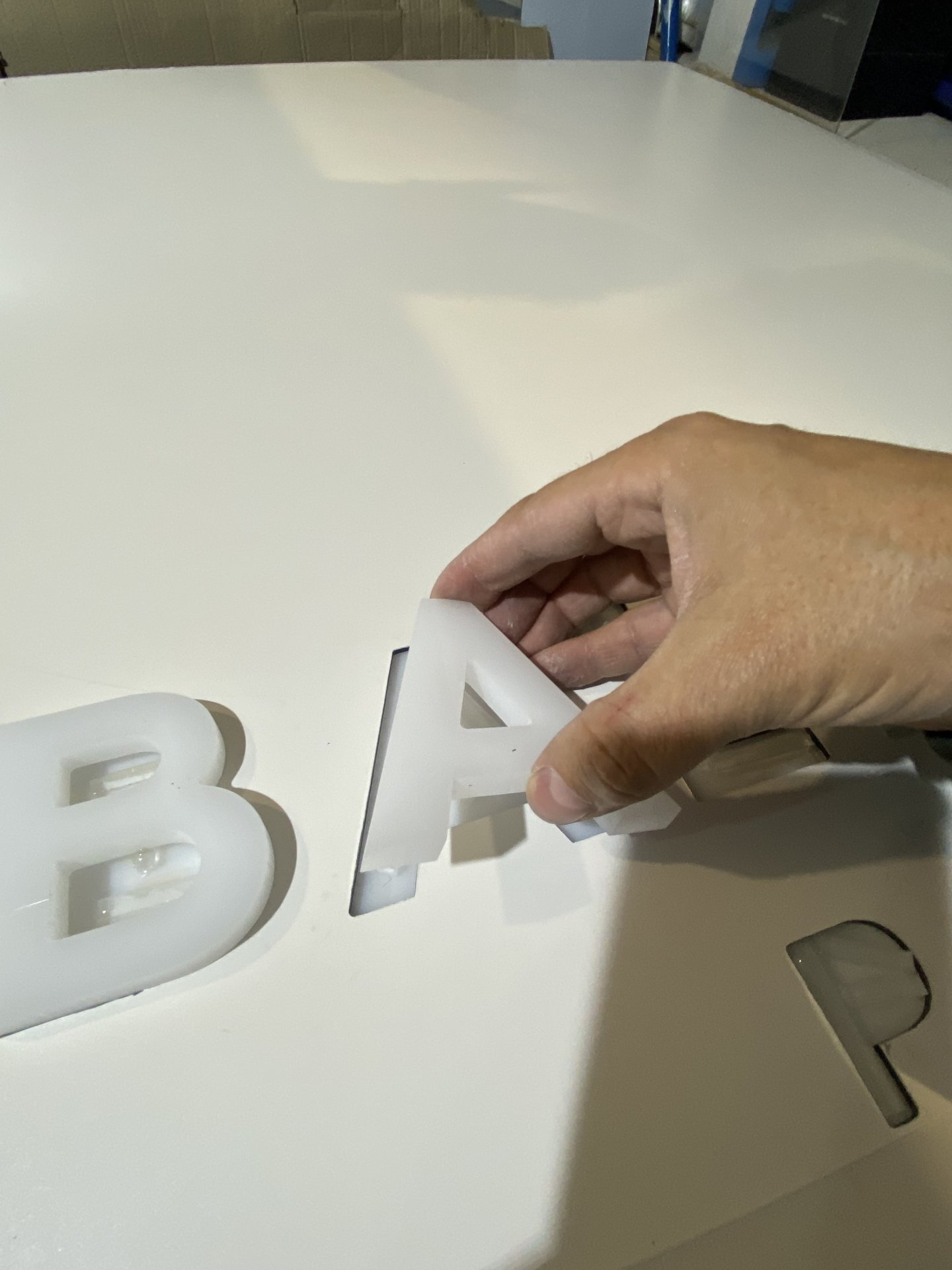 Création du logo BALMAIN en laiton brossé et PMMA image 6