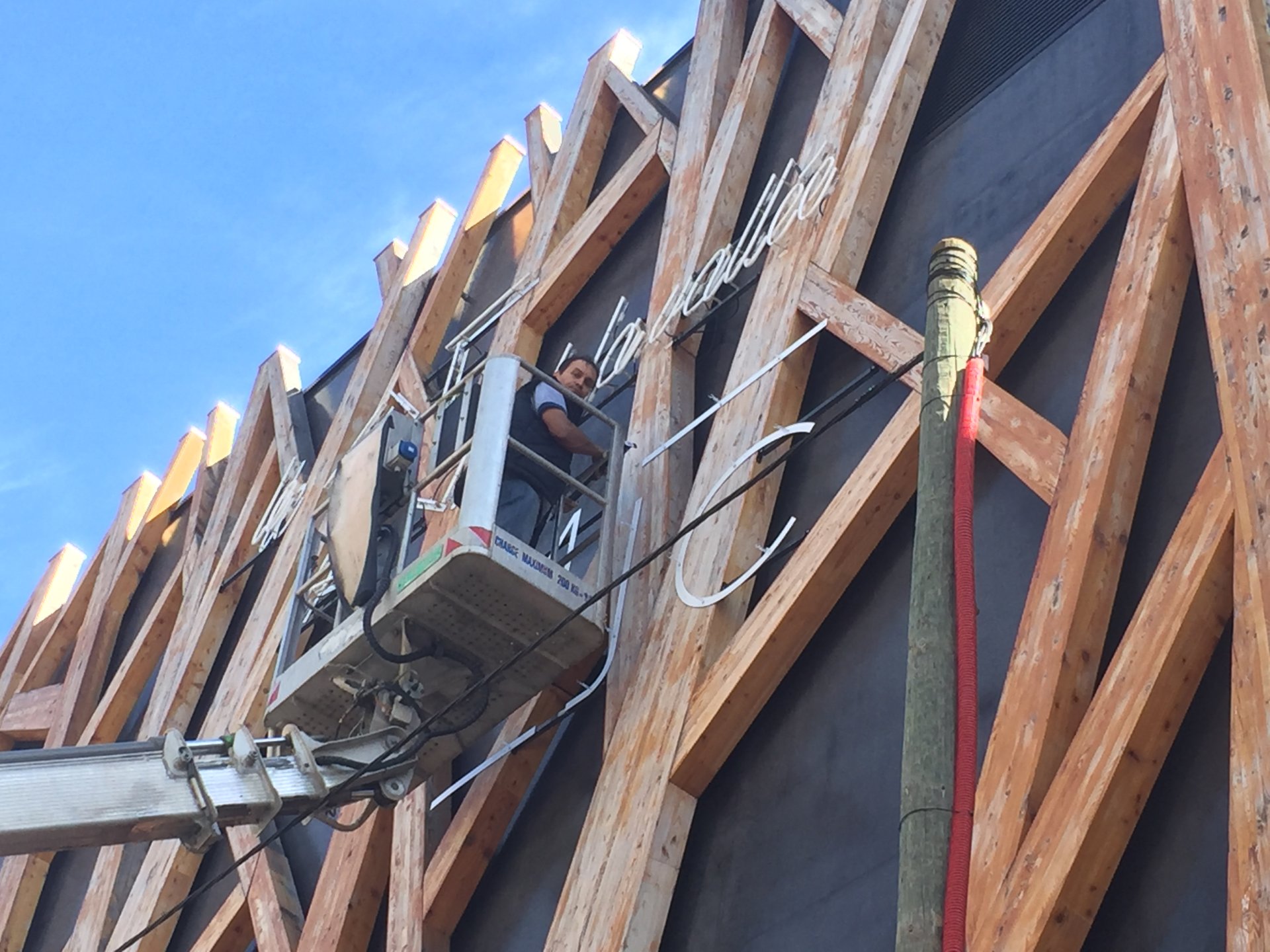 Enseigne néon pour la maison de la jeunesse de Chaville image 8