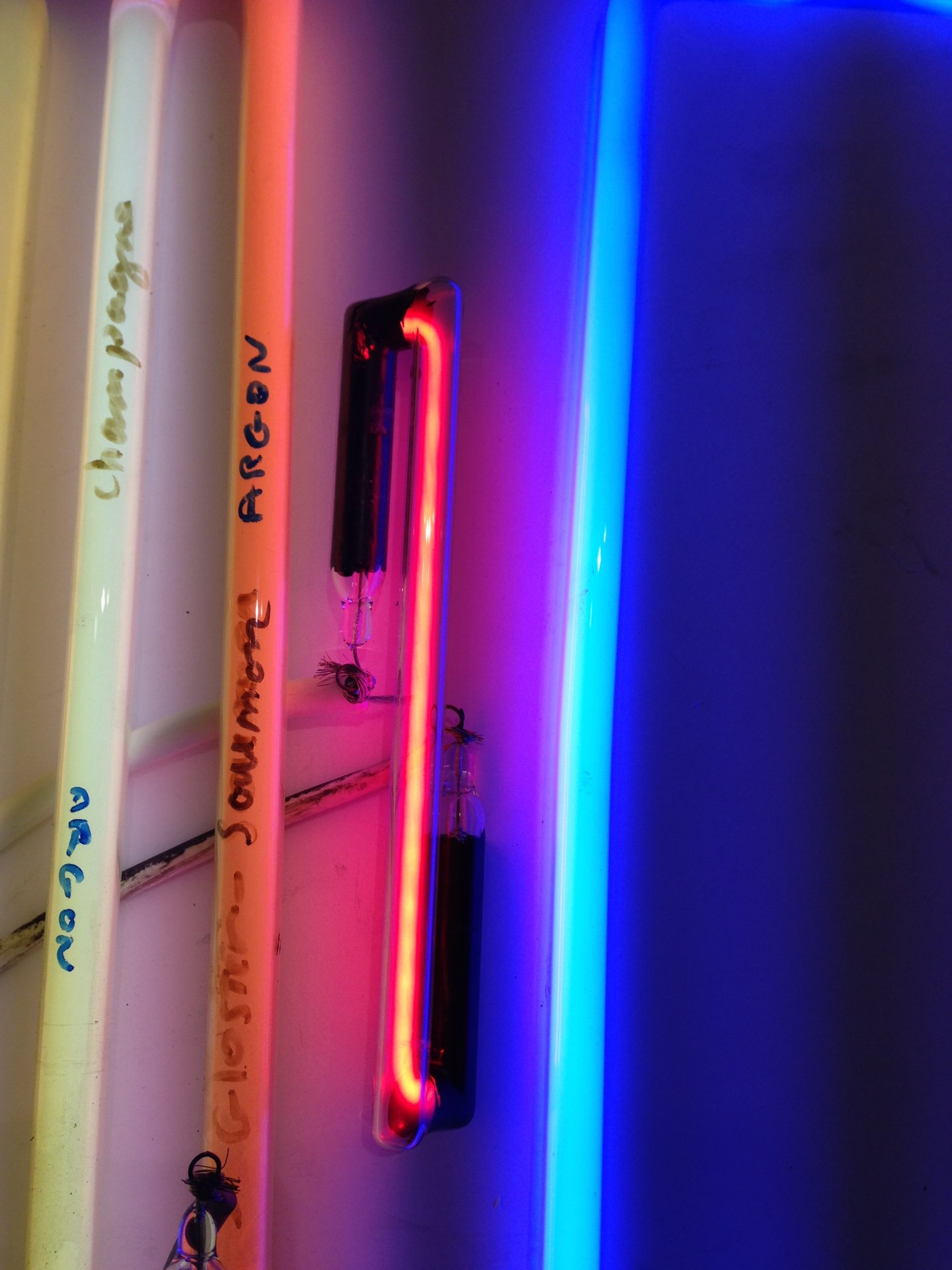 Décoration intérieur d’un bar avec néons. image 11
