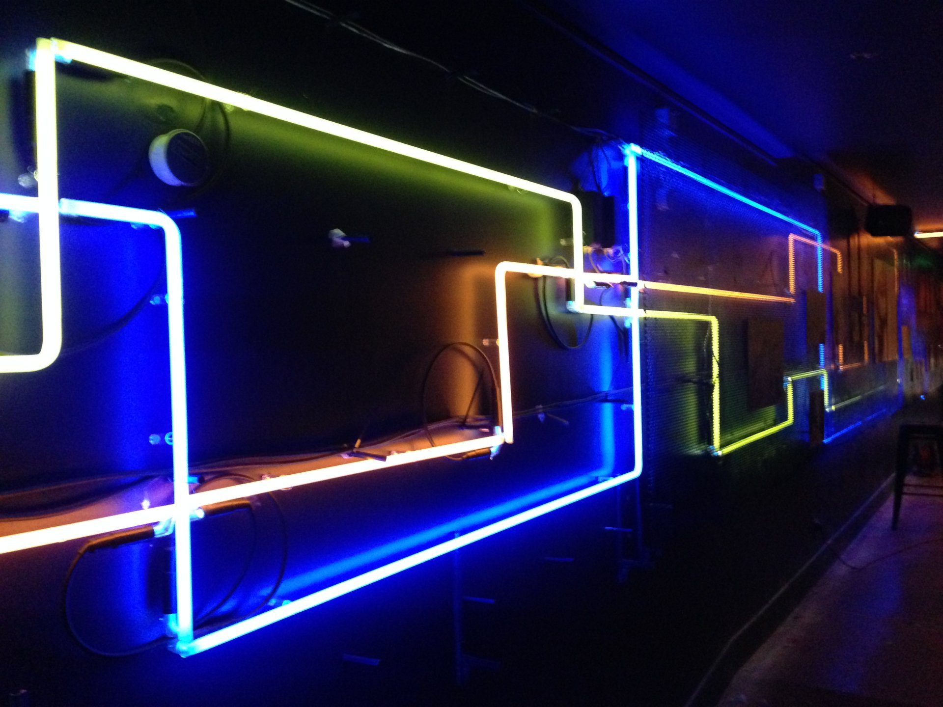 Décoration intérieur d’un bar avec néons. image 6