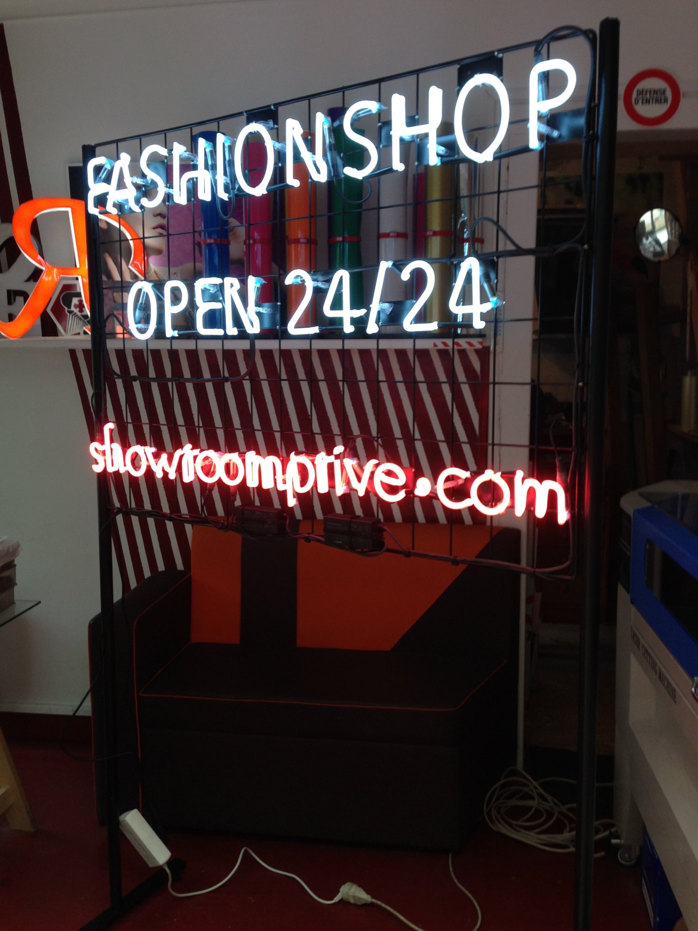 Fabrication de néons pour une exposition de SHOWROOMPRIVÉ image 3