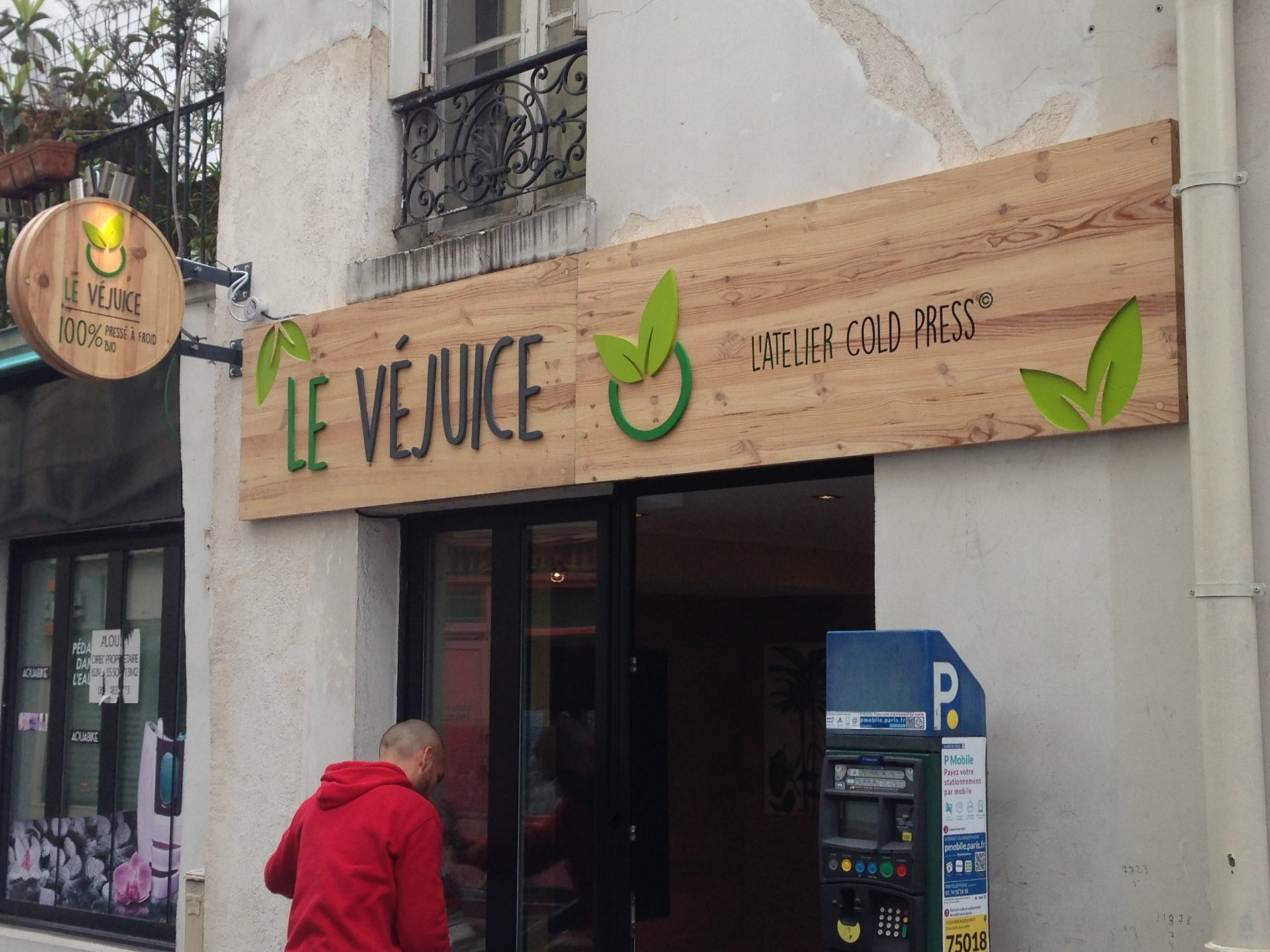 Enseigne en bois gravé et peint image 2