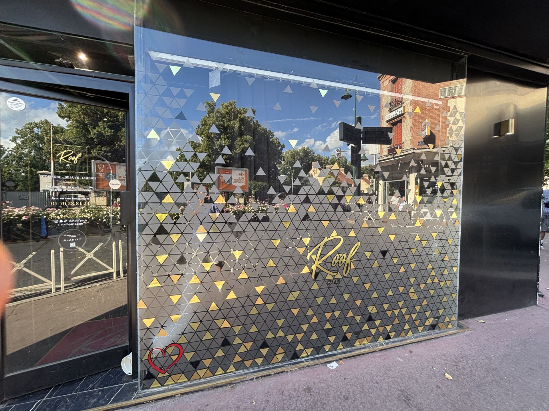 Décoration vitrines pour salon de coiffure image 9