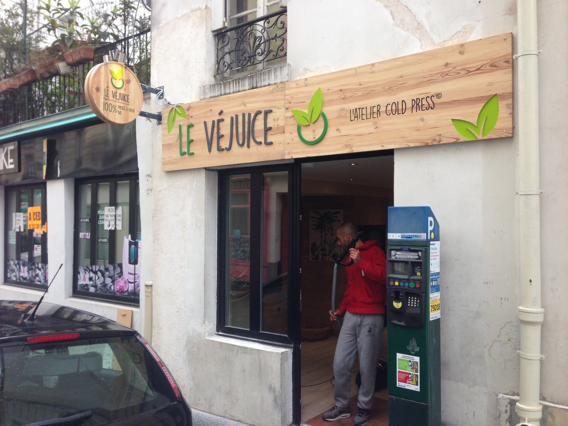 Enseigne en bois gravé et peint image 2