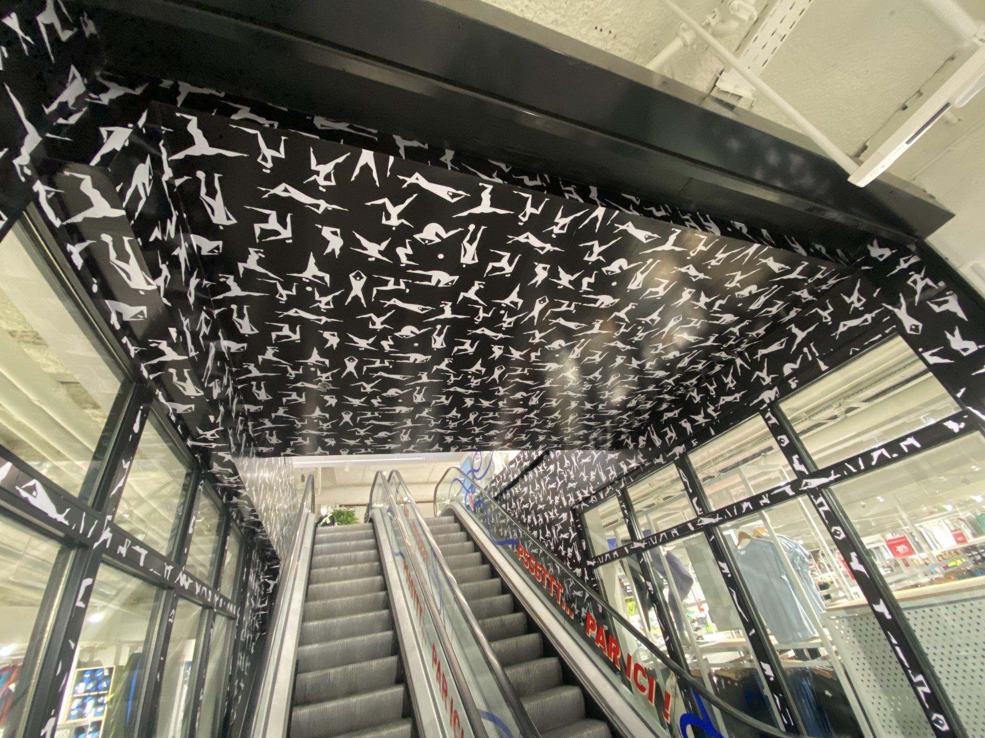 Décoration murs et escalators du magasin Intersport pour les jeux olympiques image 7