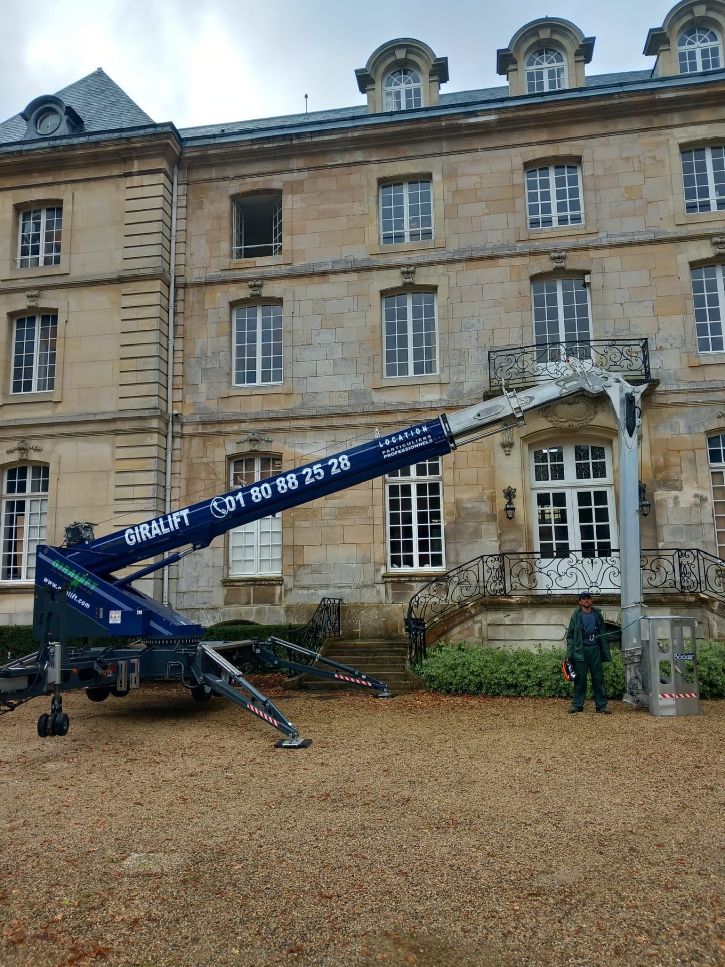 Publicité sur un monte-meuble image 6