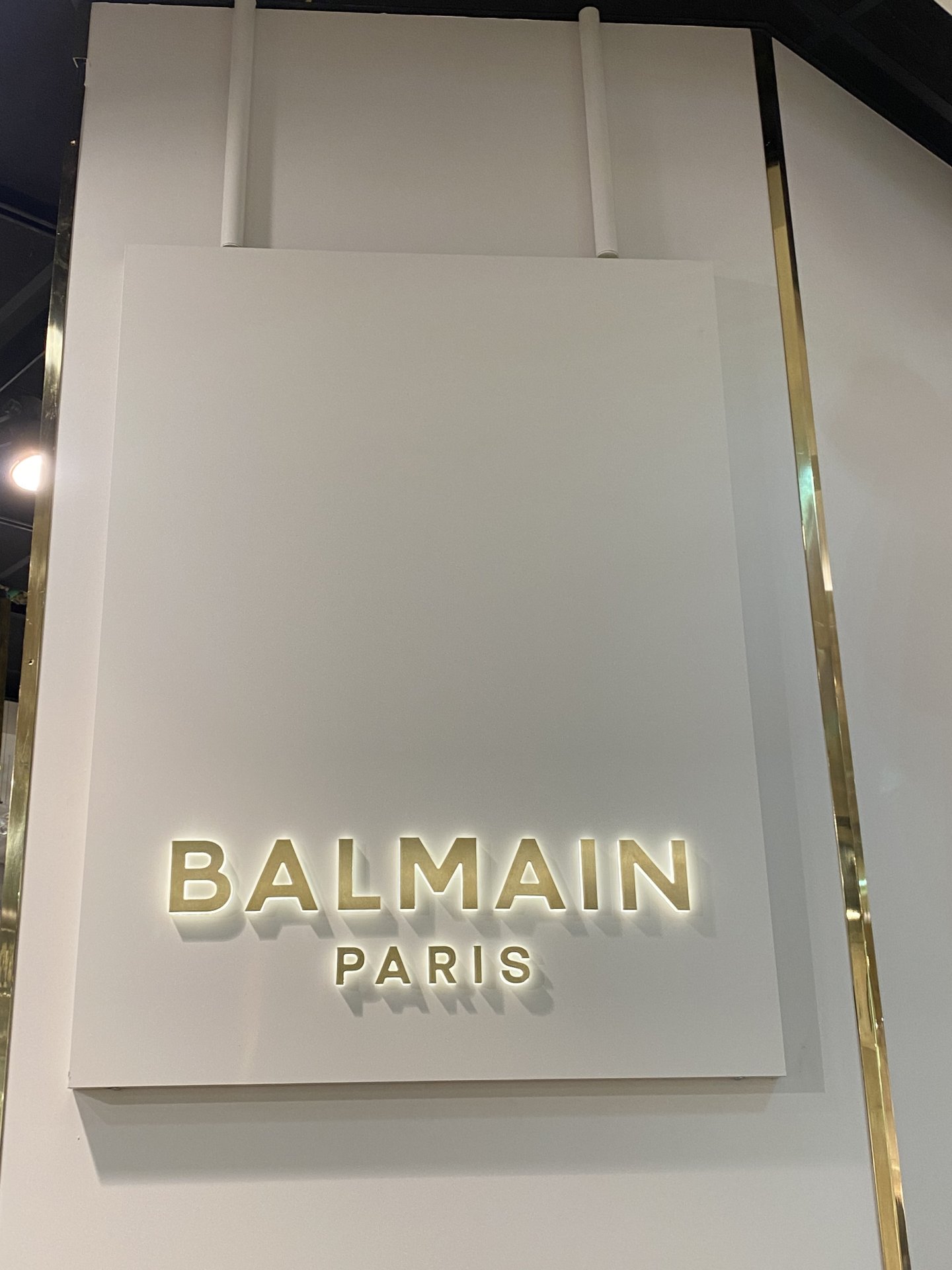 Création du logo BALMAIN en laiton brossé et PMMA image 2