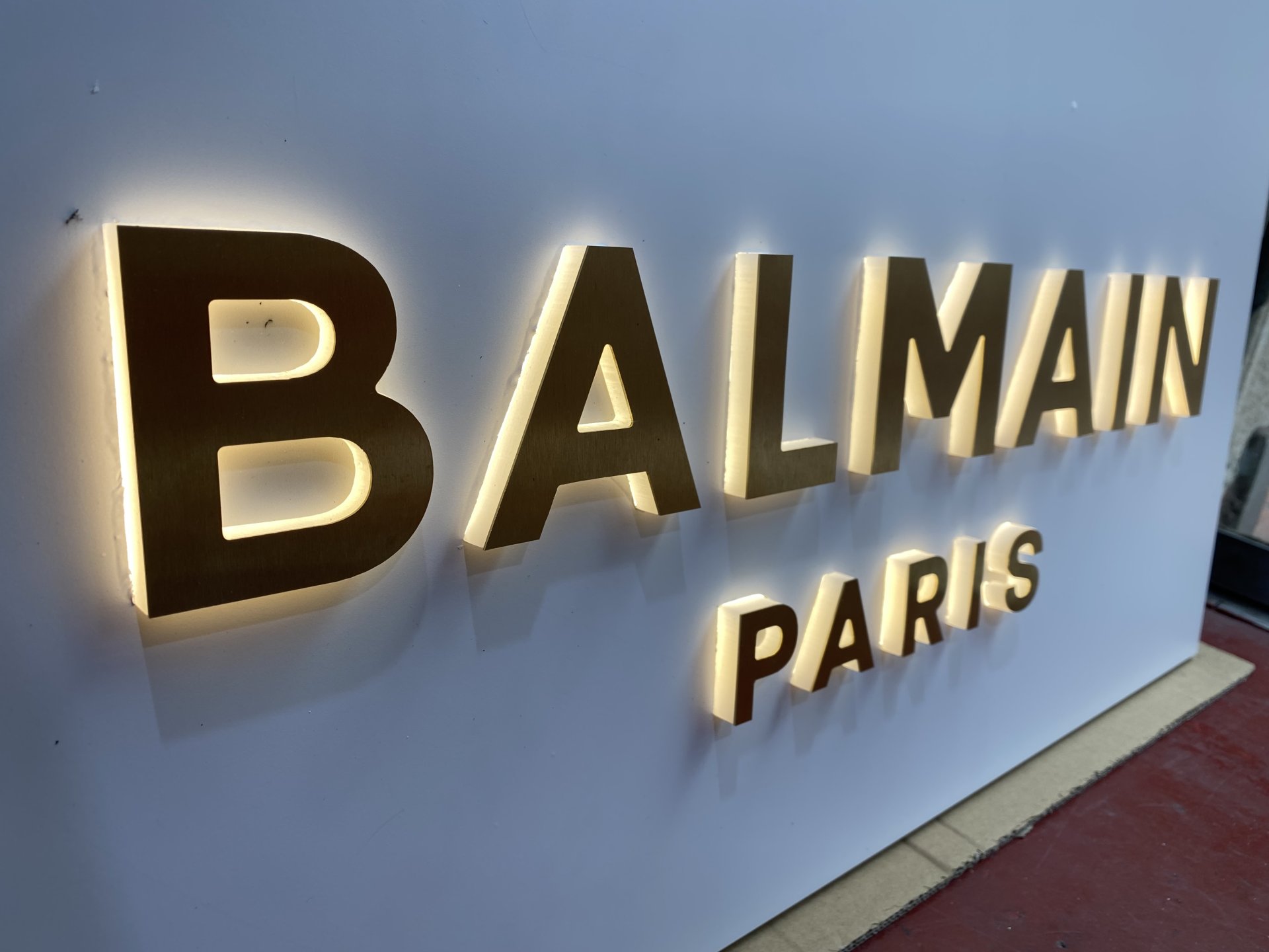 Création du logo BALMAIN en laiton brossé et PMMA image 1