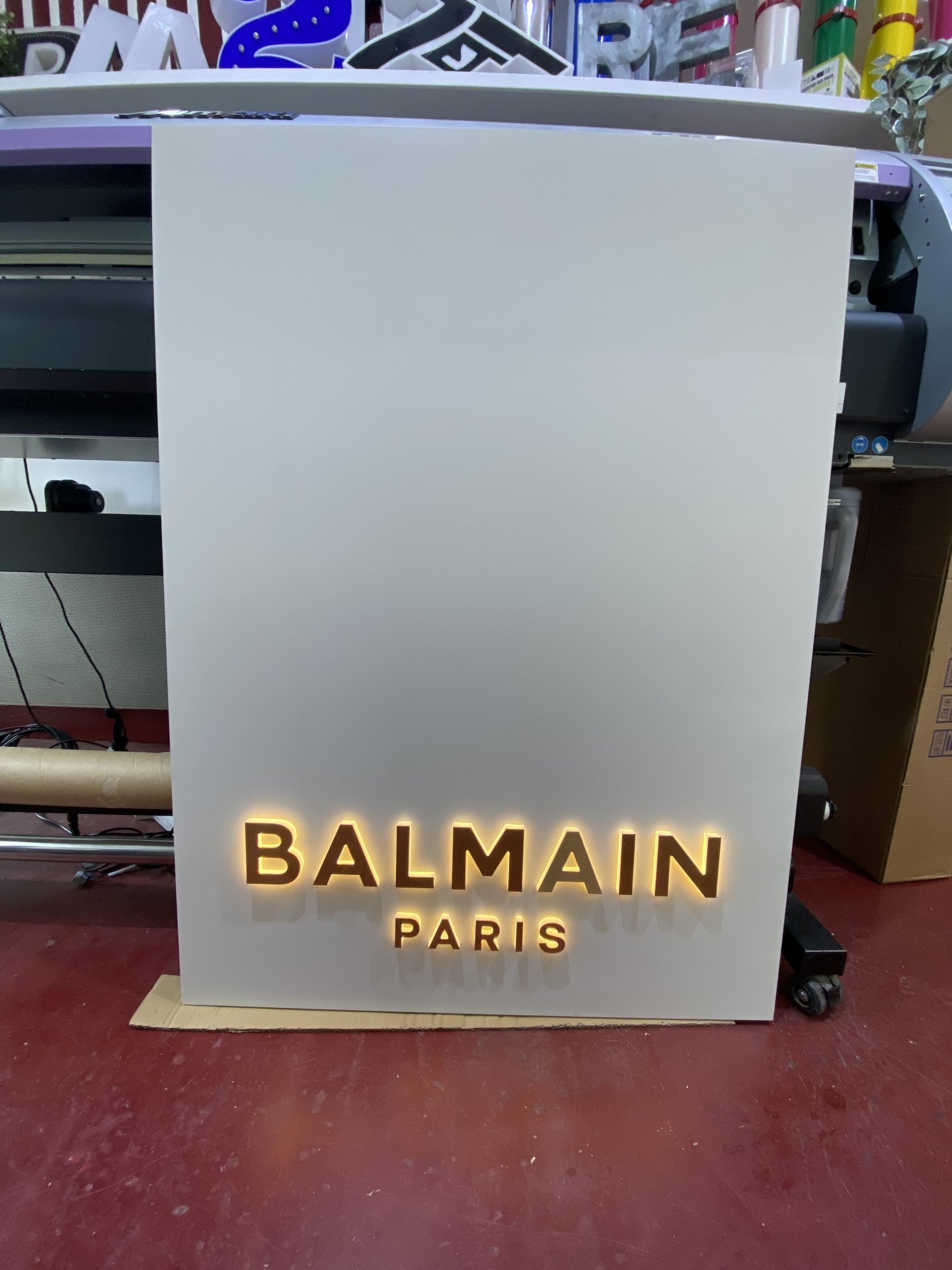 Création du logo BALMAIN en laiton brossé et PMMA image 4
