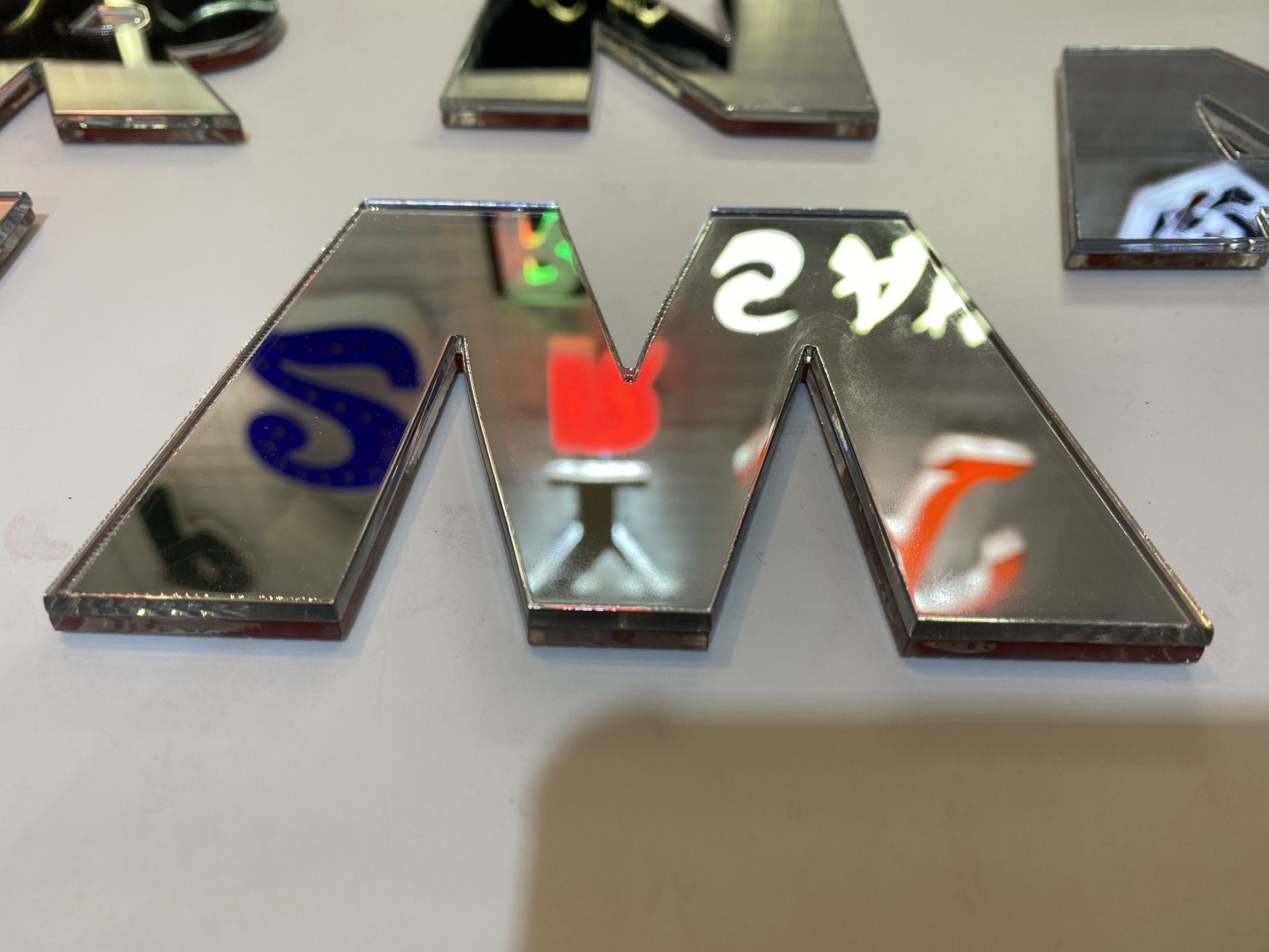 Logo MARNI  miroir découpé au laser image 1