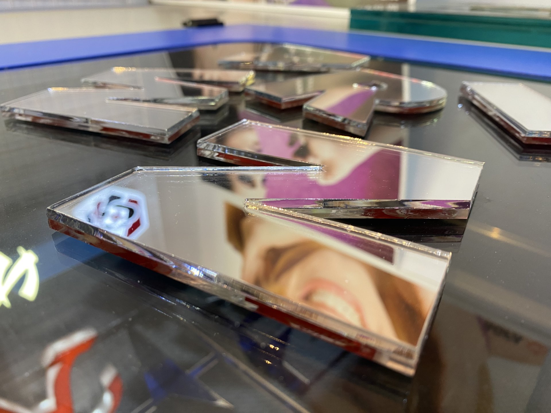 Logo MARNI  miroir découpé au laser image 5
