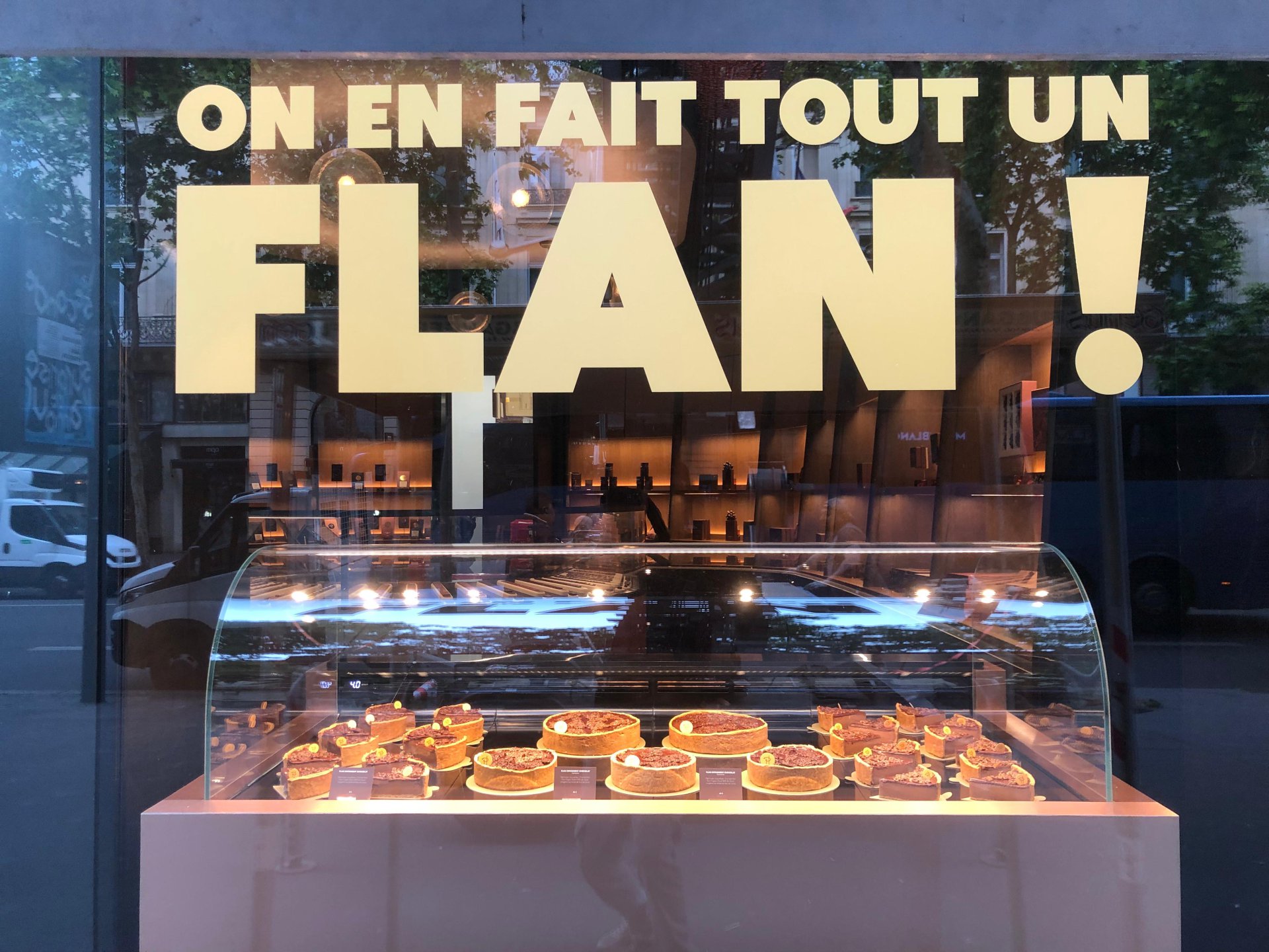 Découpe et pose d’un sticker sur vitrine