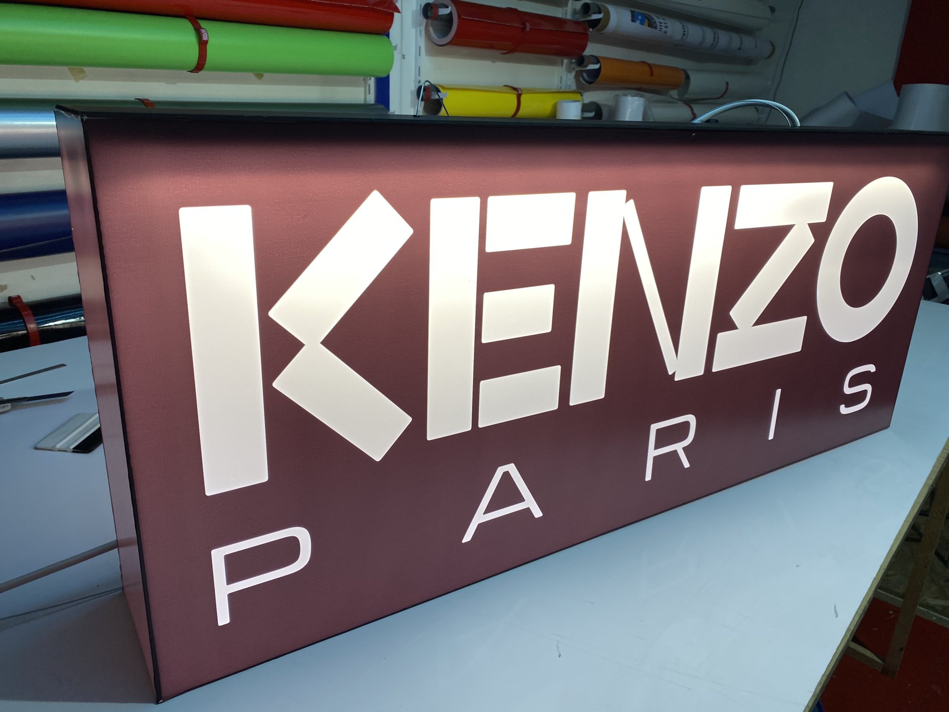 Enseigne caisson lumineux en plexiglas