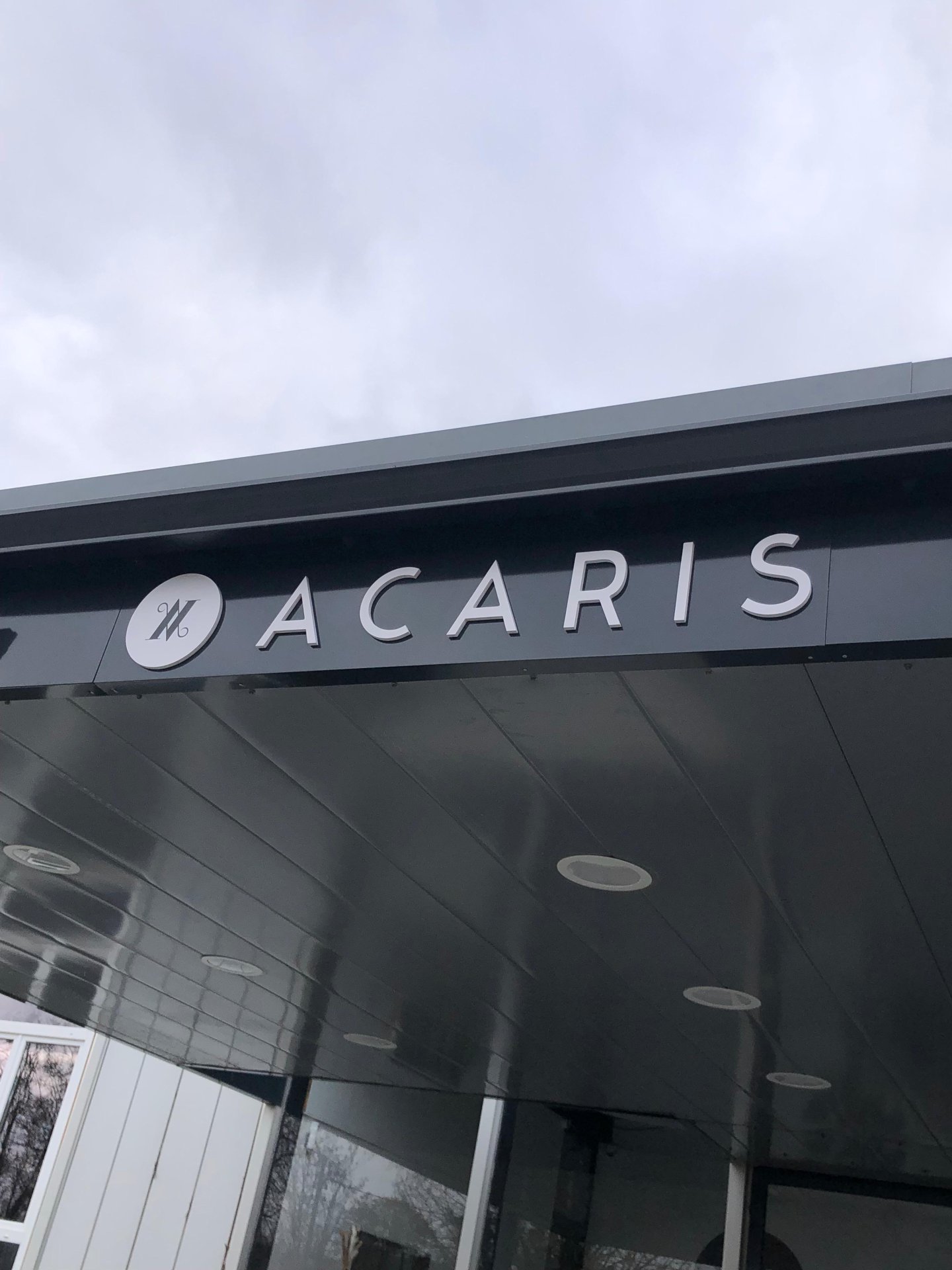 Enseigne en lettres PVC blanches découpées