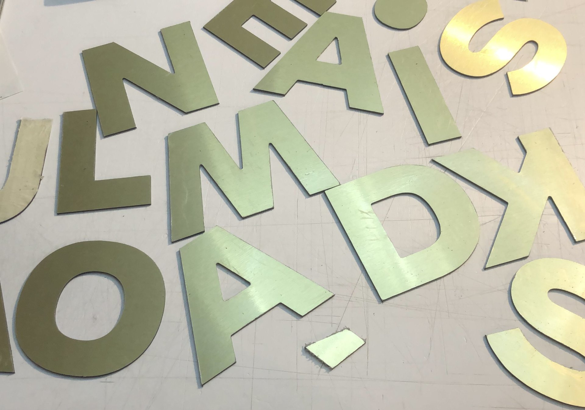 Lettres en Dibond aluminium or brossé