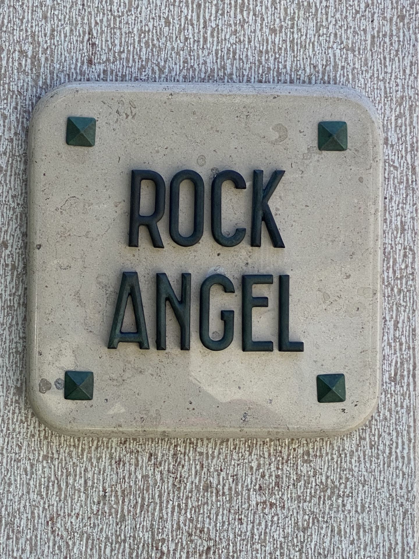 Plaque signalétique avec lettres en bronze
