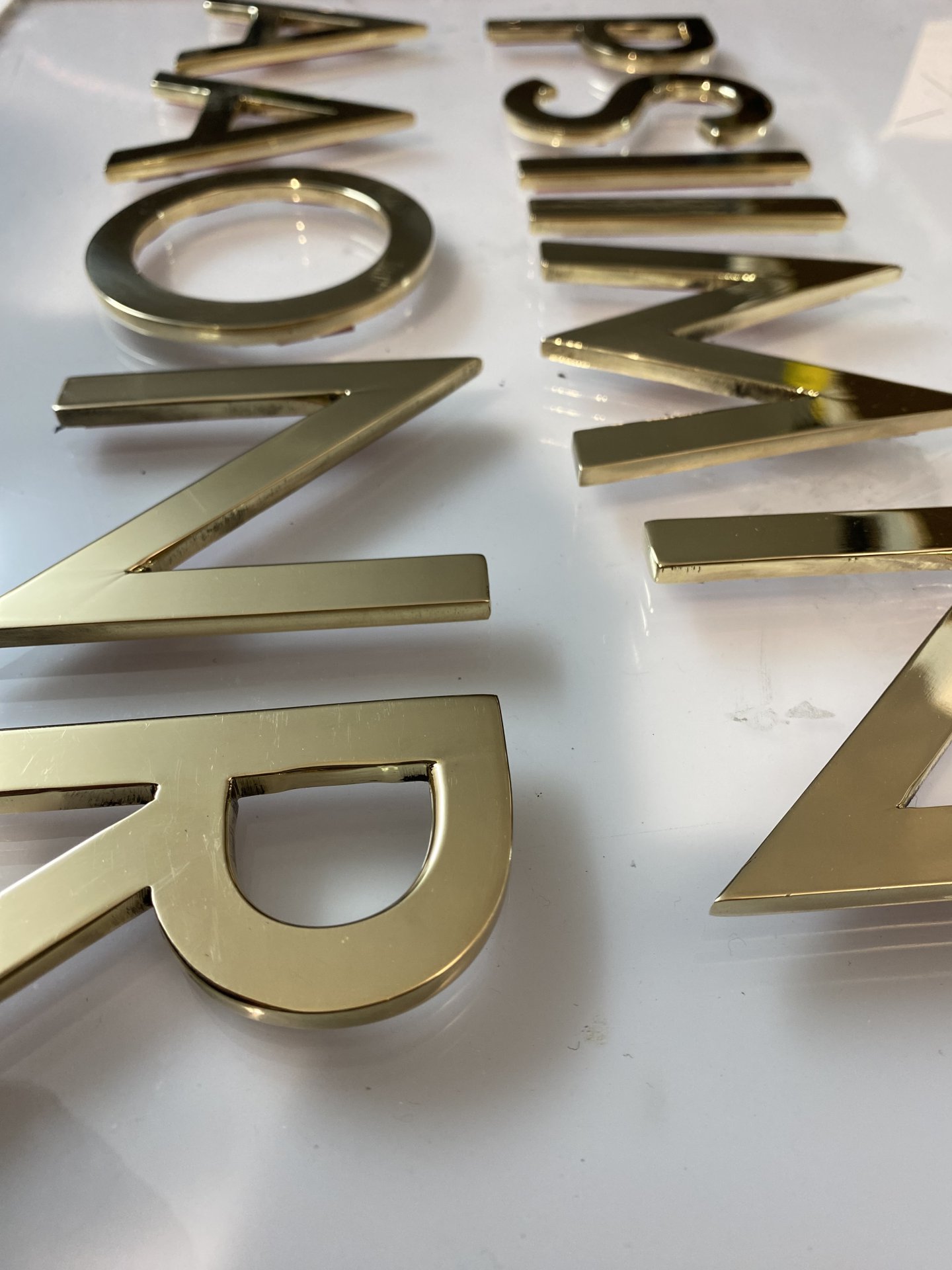 Lettres en laiton poli miroir