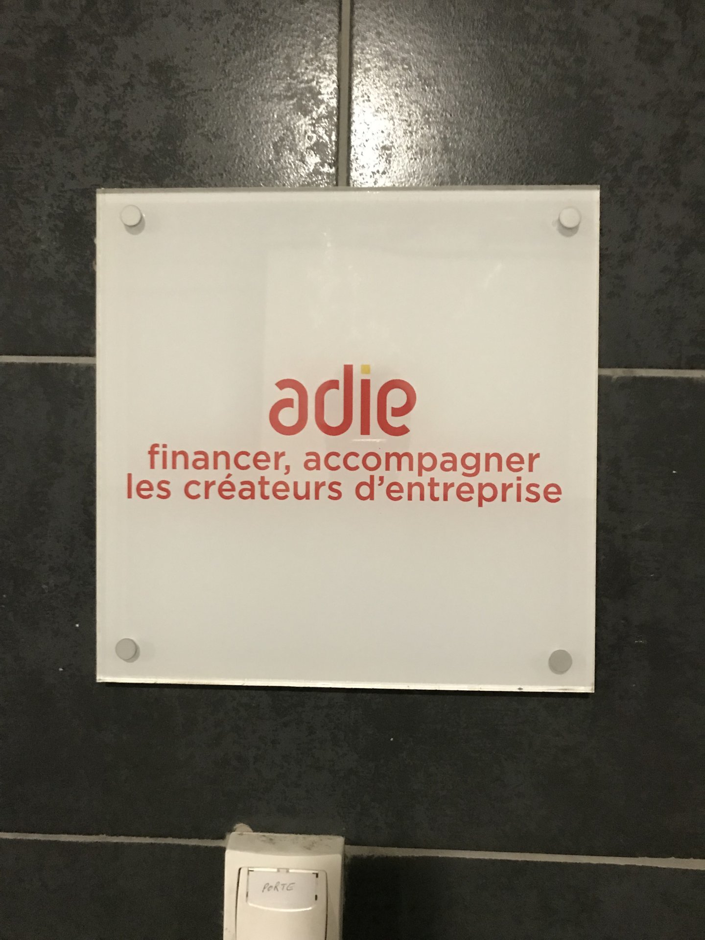 Plaque signalétique en plexiglas ADIE image 3