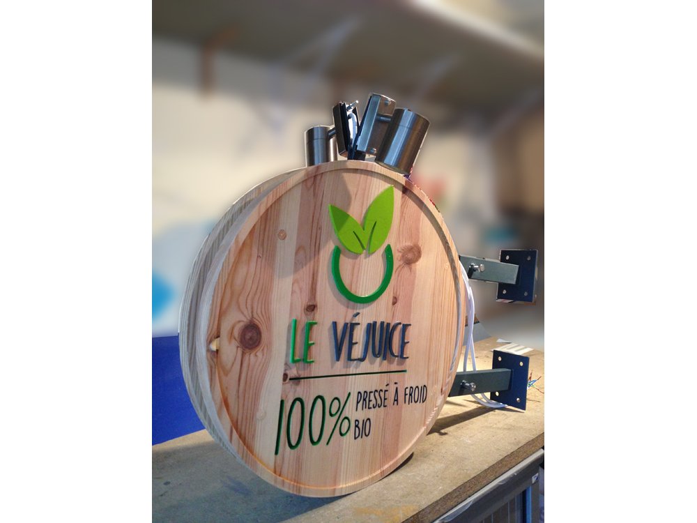 Enseigne en bois gravé et peint image 1