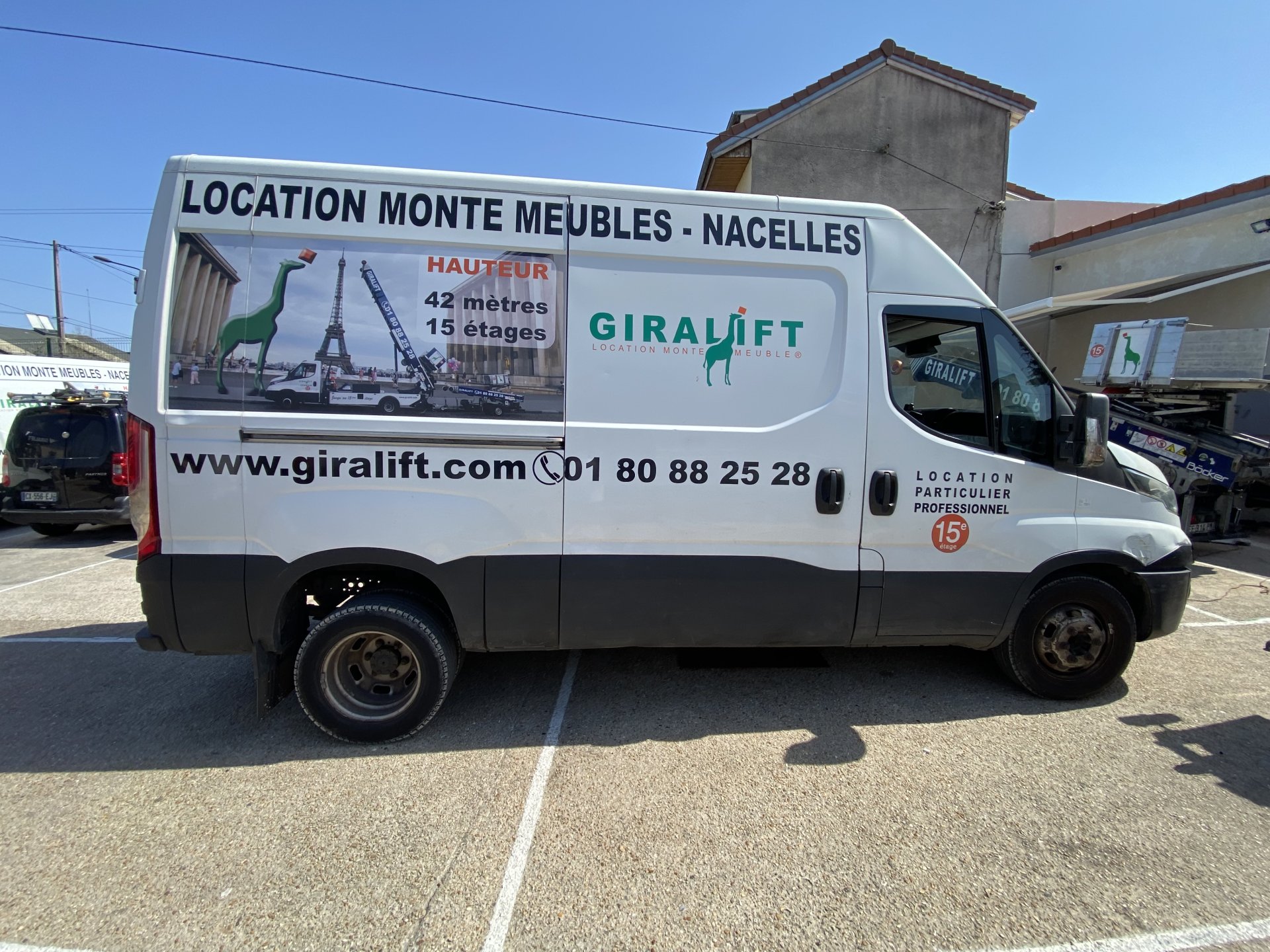 Publicité sur un monte-meuble image 8